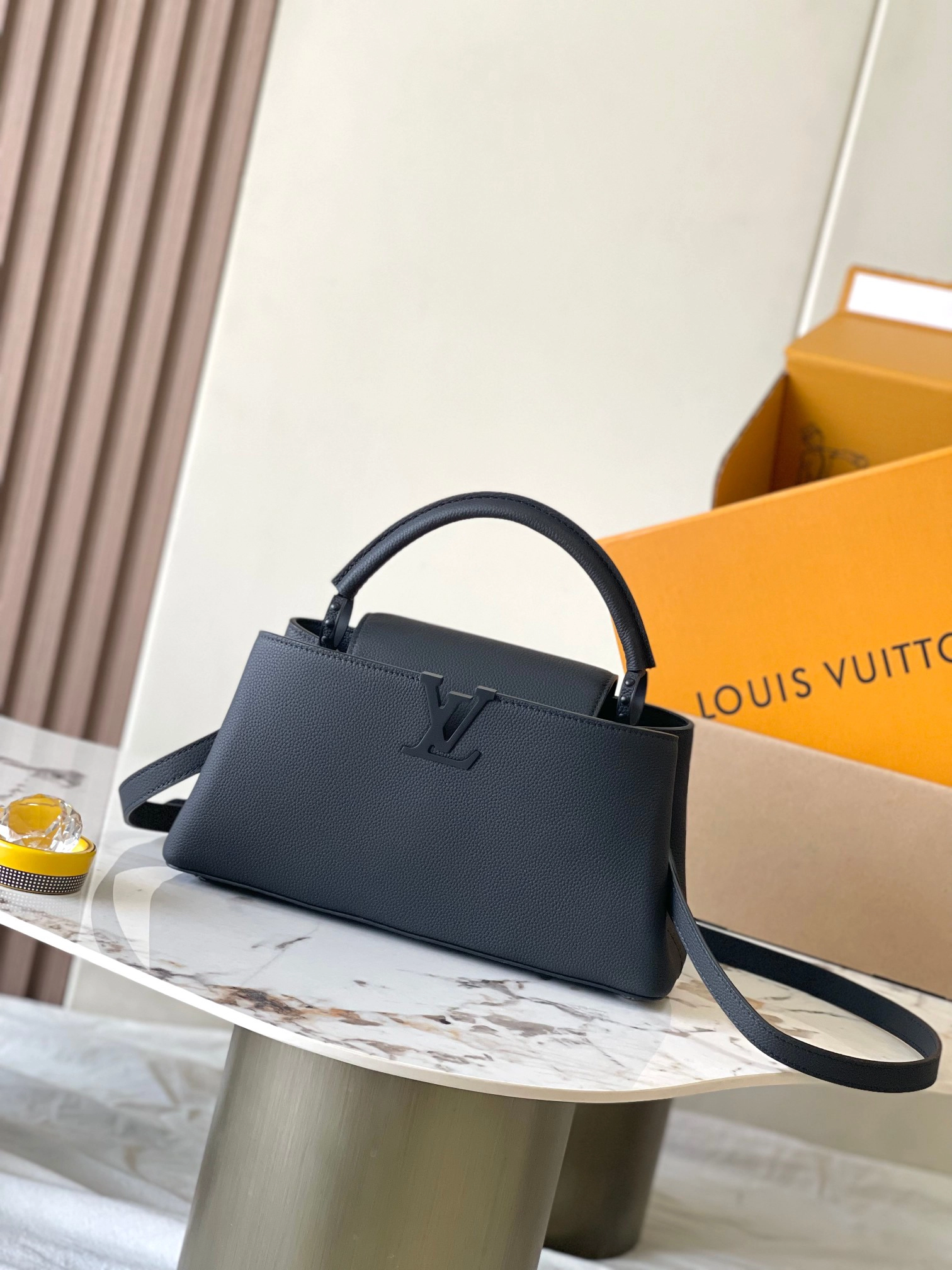 ルイ・ヴィトン「Louis Vuitton」 Capucines ハンドバッグ