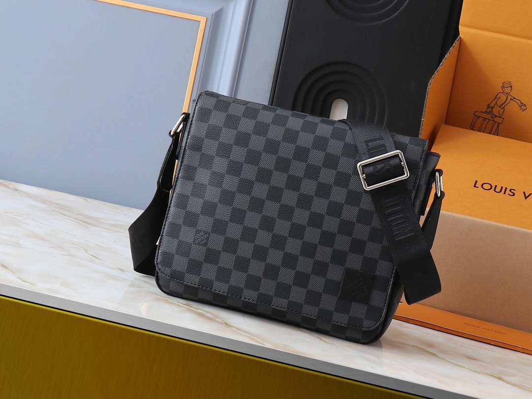 ルイ・ヴィトン「Louis Vuitton」ディストリクト スモールメッセンジャーバッグ