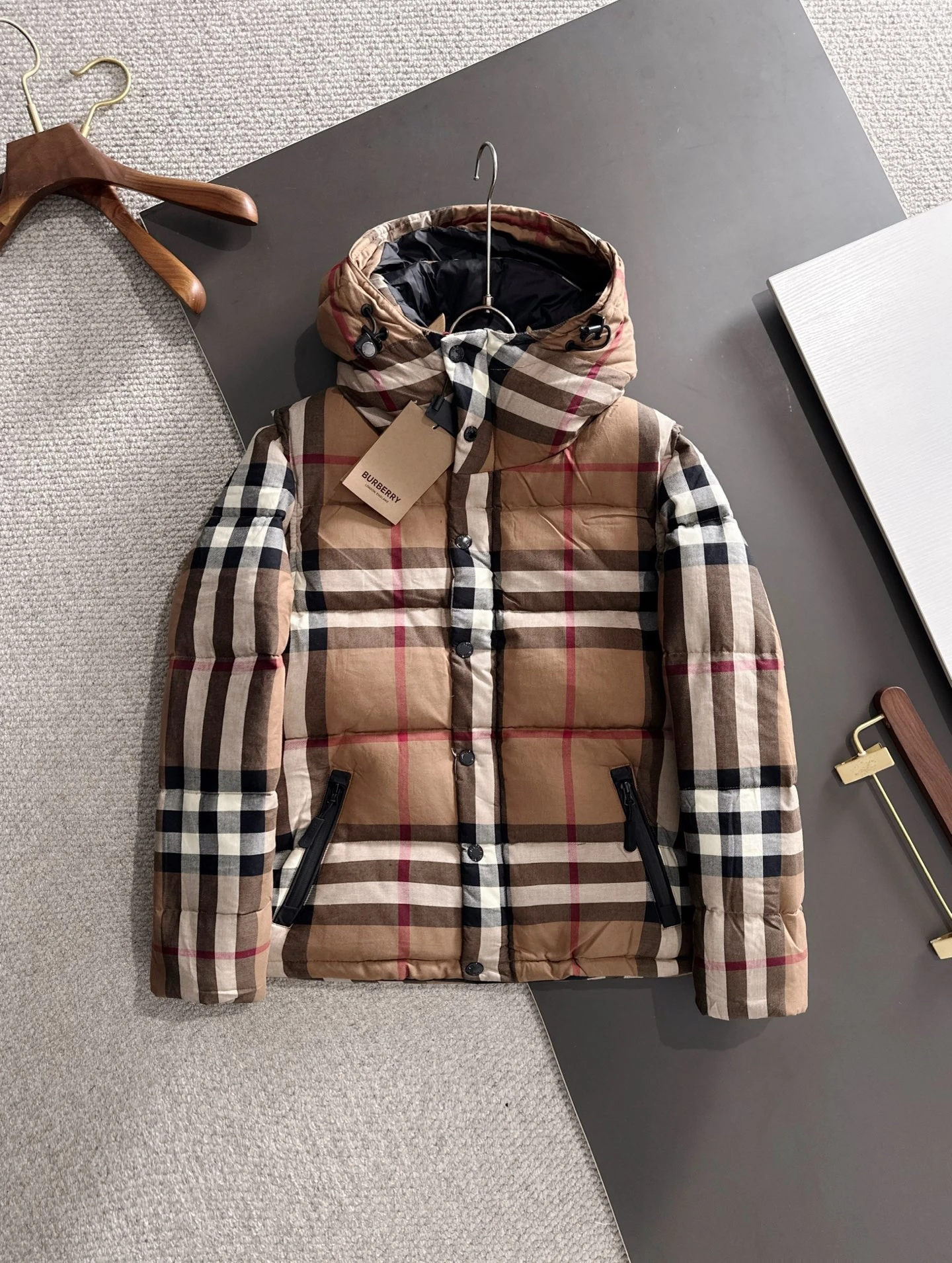 バーバリー「Burberry」 冬の新作 フード付き男性のダウンジャケット