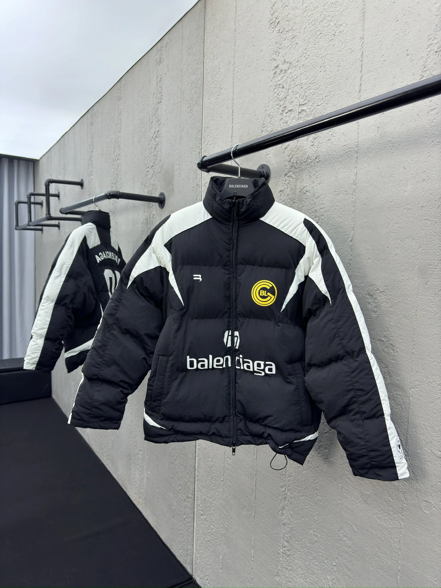 バレンシアガ「Balenciaga」‌ × MANCHESTER UNITED 10番 パッチワーク サッカーダウンジャケット