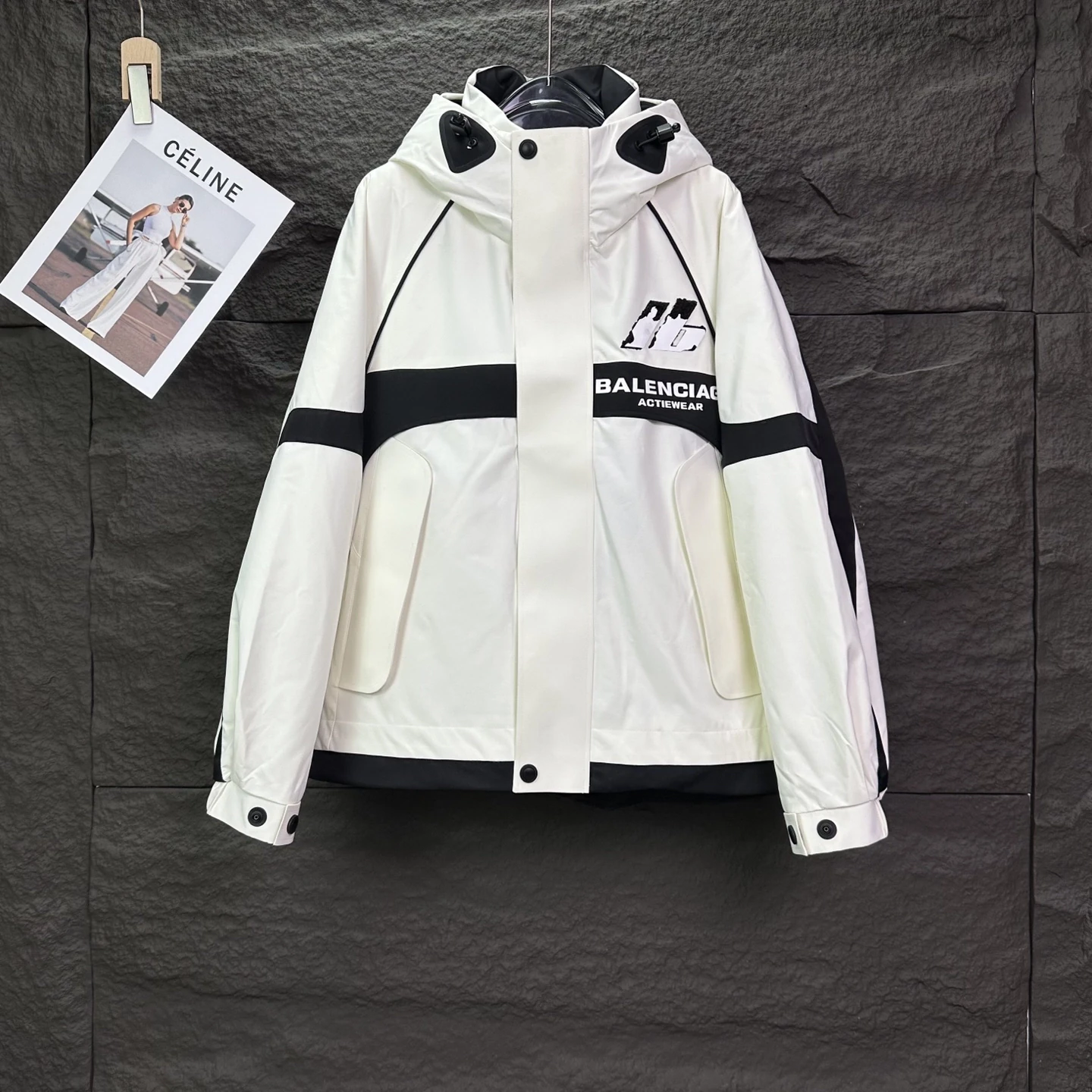 バレンシアガ「Balenciaga」‌おしゃれで個性的なフード付きダウンジャケット