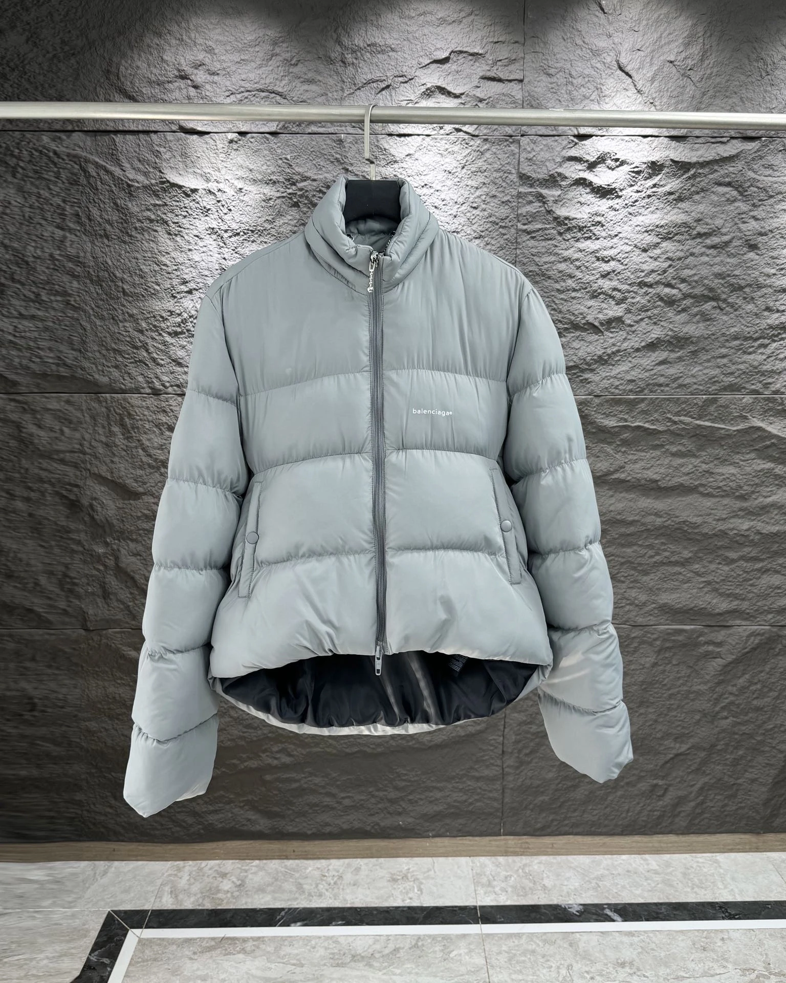 バレンシアガ「Balenciaga」アルファベットプロファイル羽毛