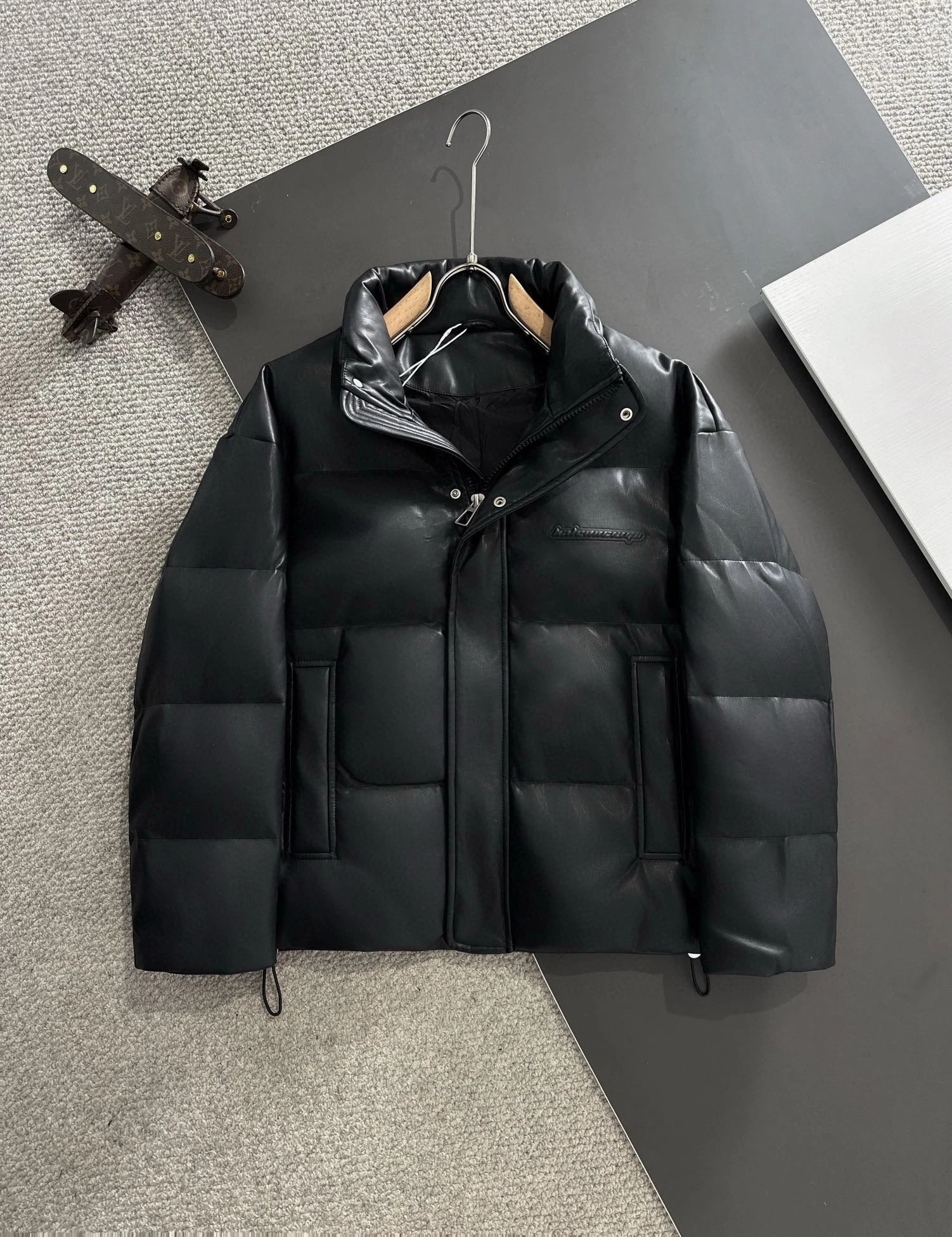 バレンシアガ「Balenciaga」‌秋冬 バーチカルネックダウンジャケット