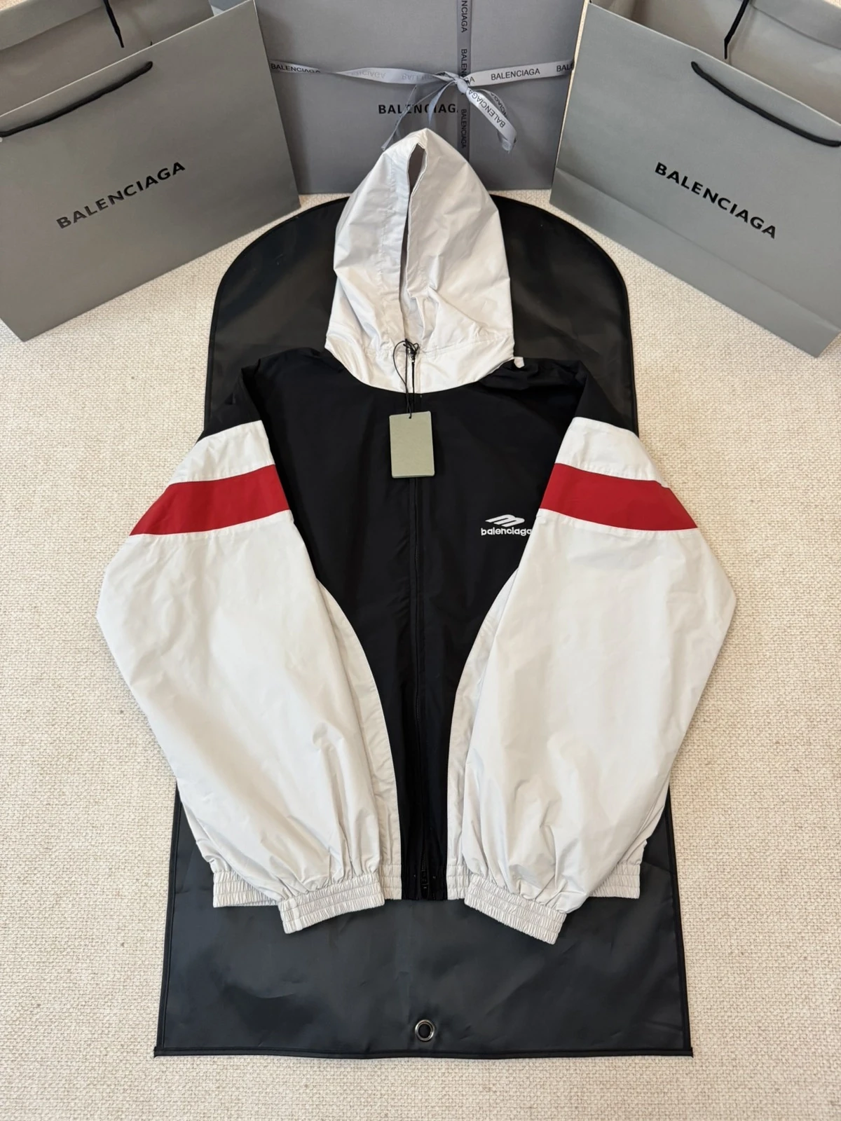 バレンシアガ「Balenciaga」‌赤と黒のエンボス刺繍ジャケット