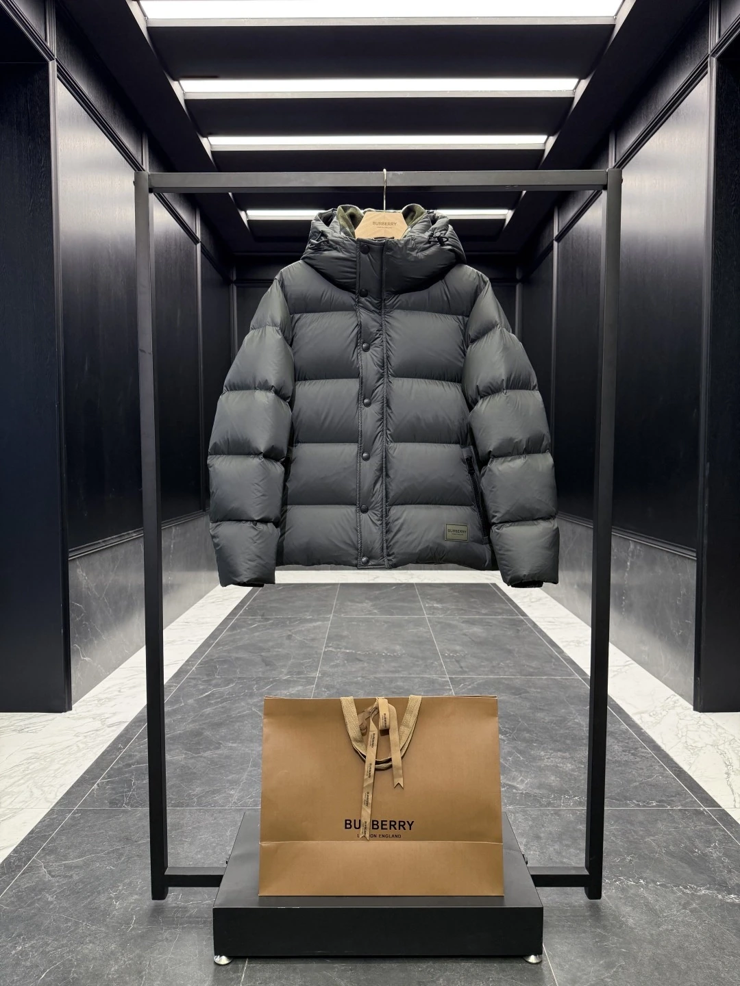 バーバリー「Burberry」クラシックウールチェックカラーナイロンダウンジャケット