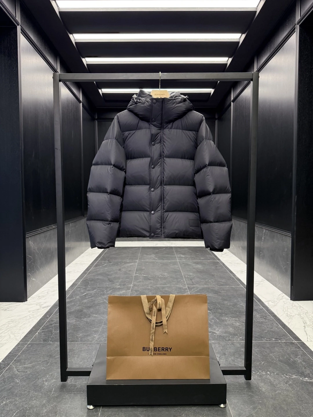 バーバリー「Burberry」クラシックウールチェックカラーナイロンダウンジャケット