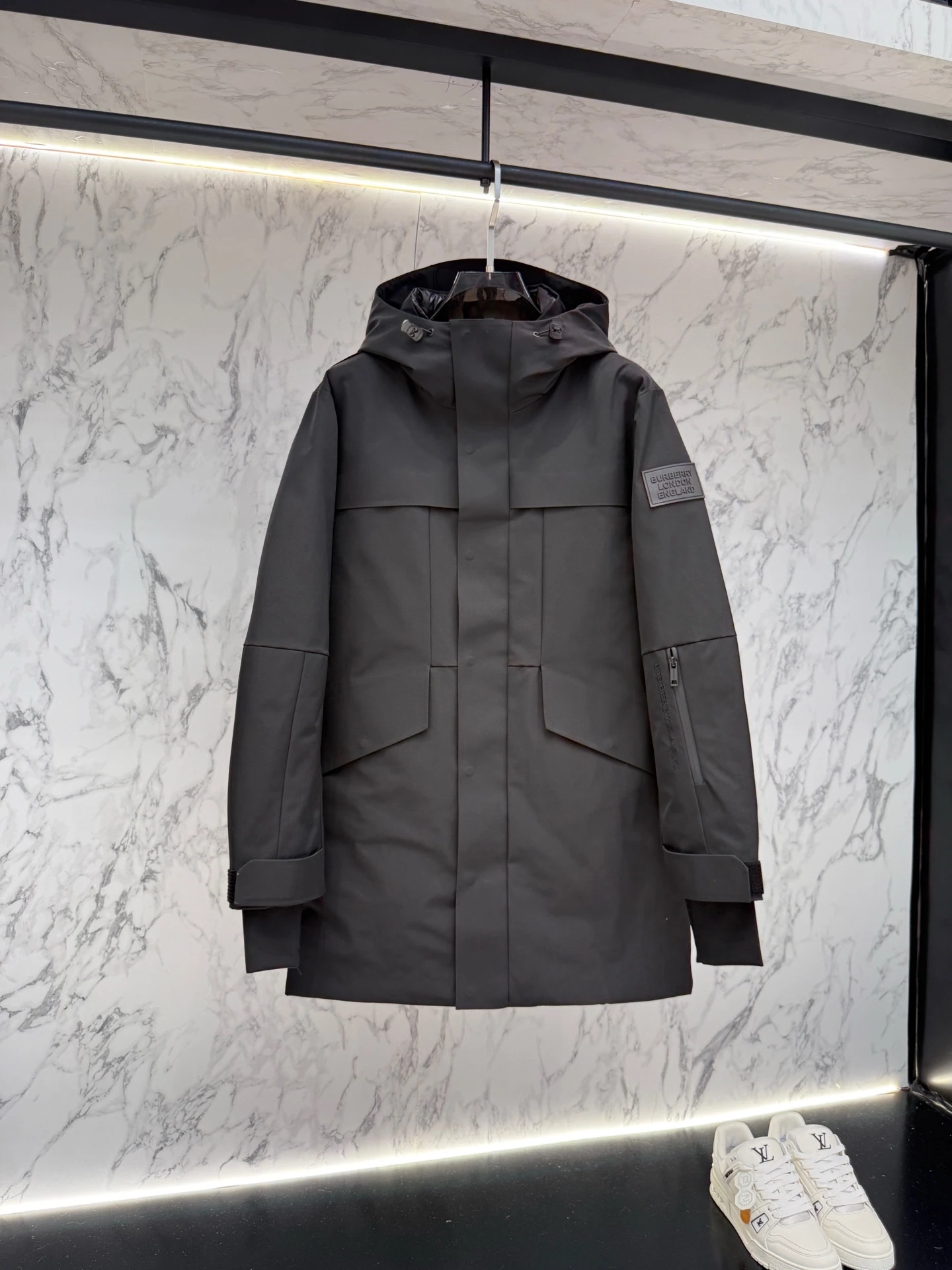 バーバリー「Burberry」秋冬ミドル丈フード付きダウンジャケット