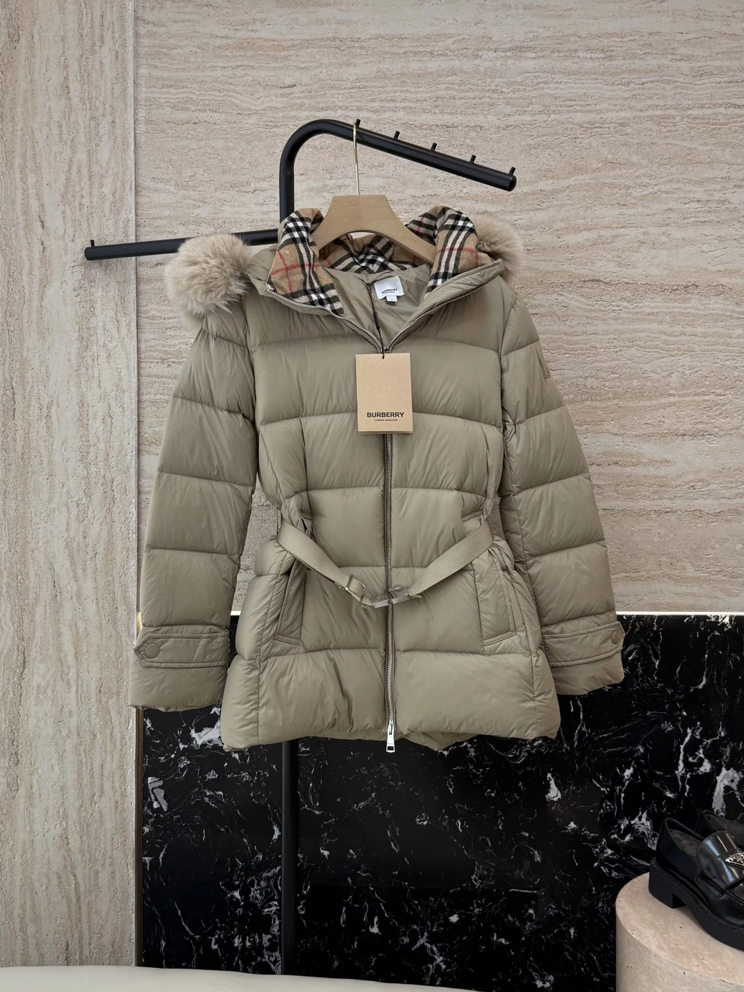 バーバリー「Burberry」秋冬レディースファー付き&スリムフィットフード付きダウンジャケット