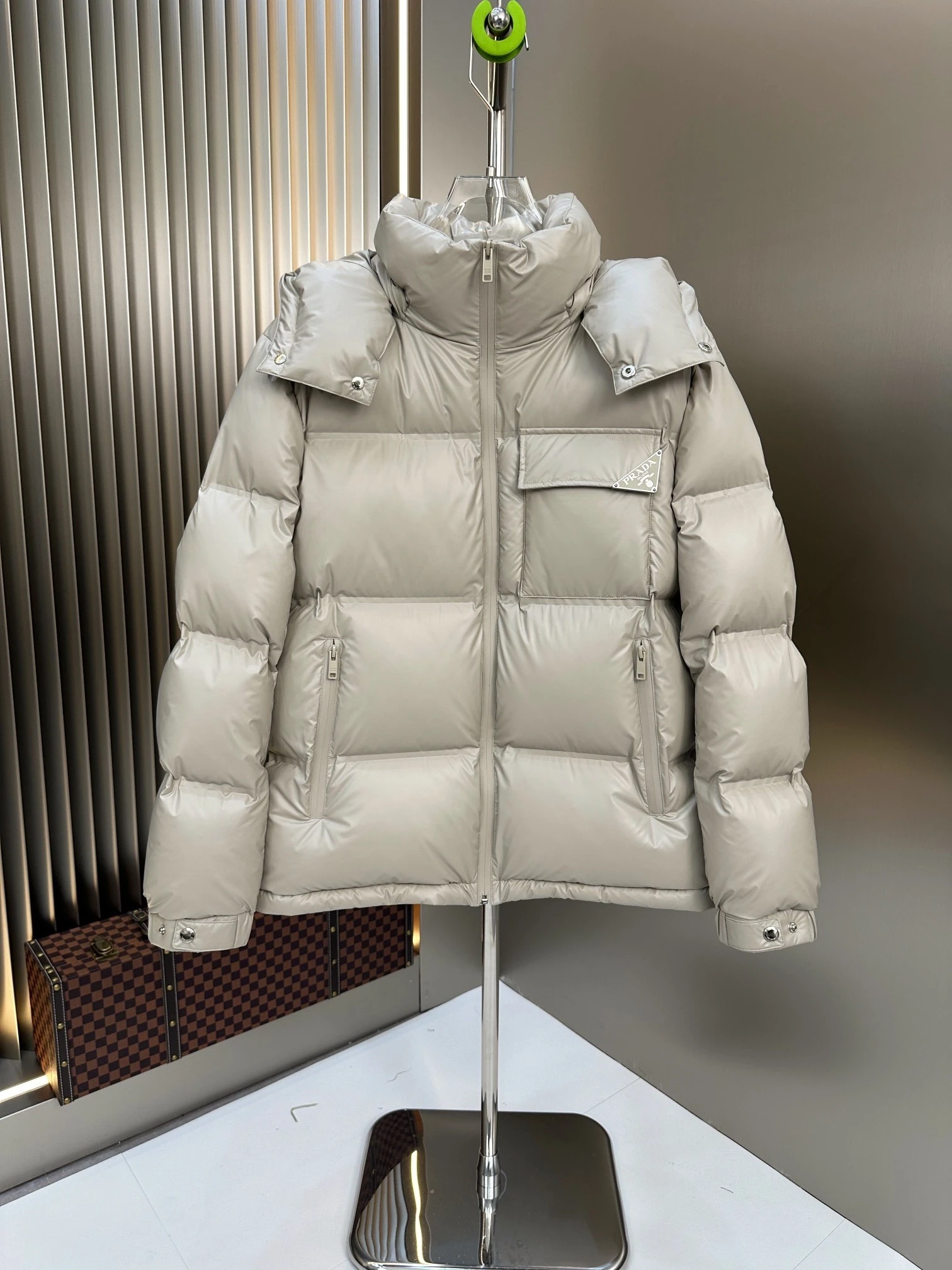プラダ「Prada」冬の新作 フード付きダウンジャケット