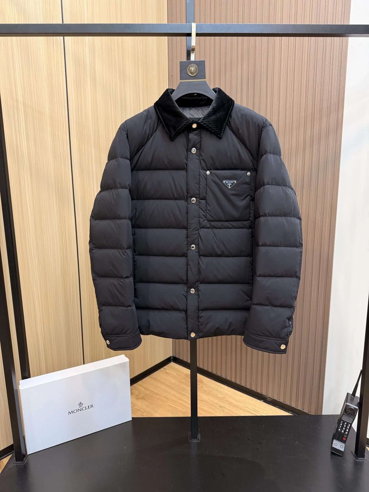 プラダ「Prada」秋冬ファッション カラー付きダウンジャケット