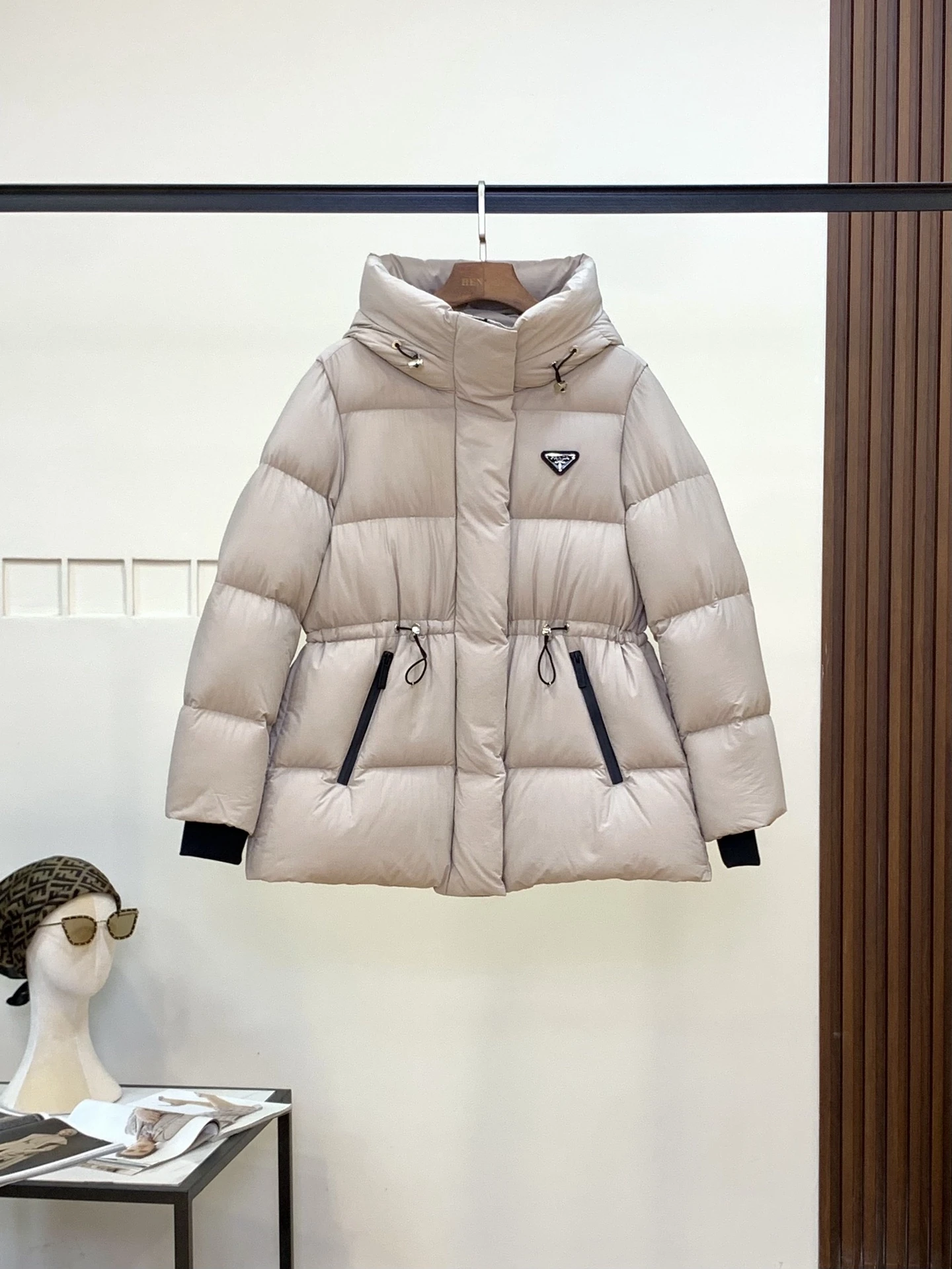 プラダ「Prada」秋冬フード付きダウンジャケット