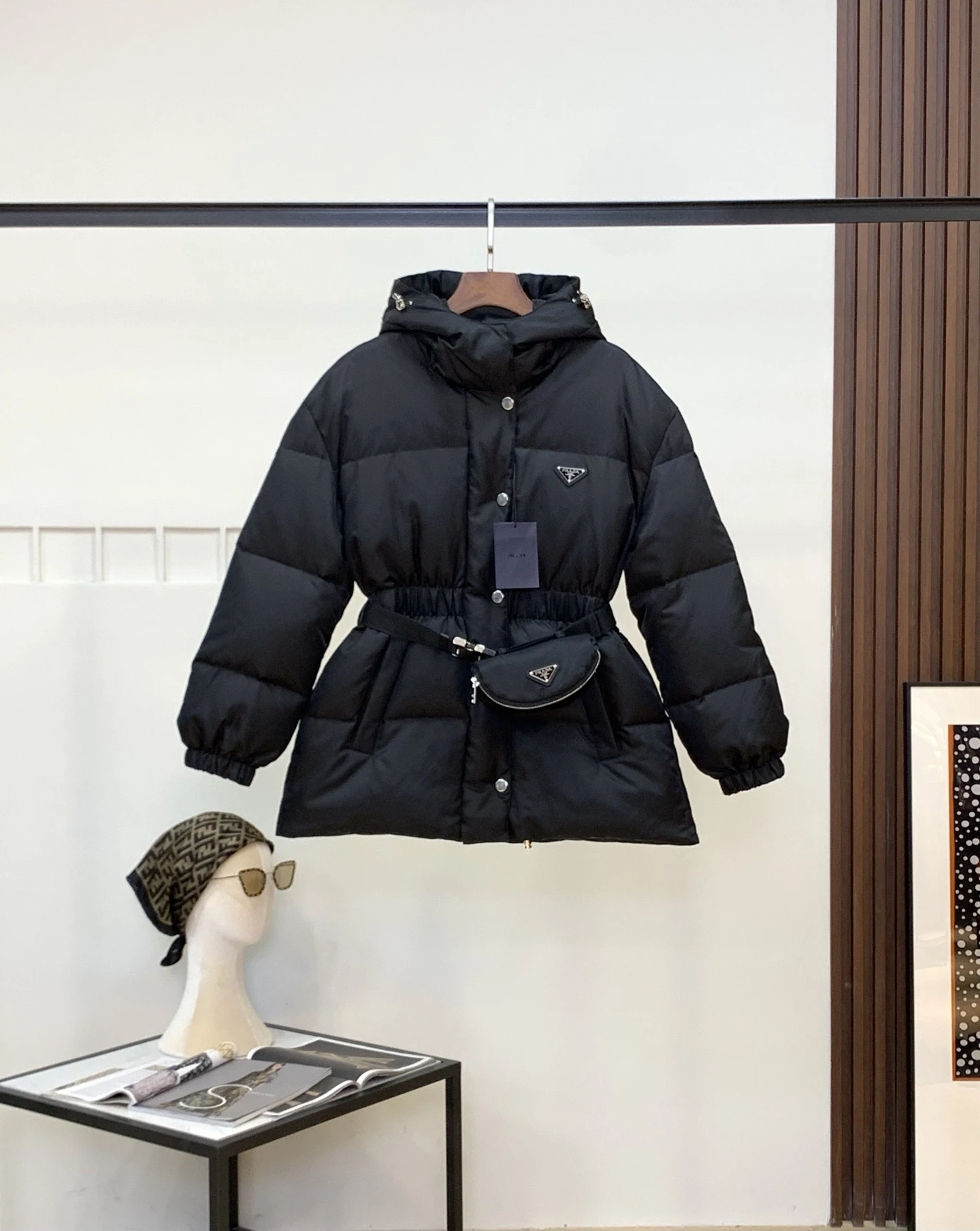 プラダ「Prada」秋冬フード付きダウンジャケット