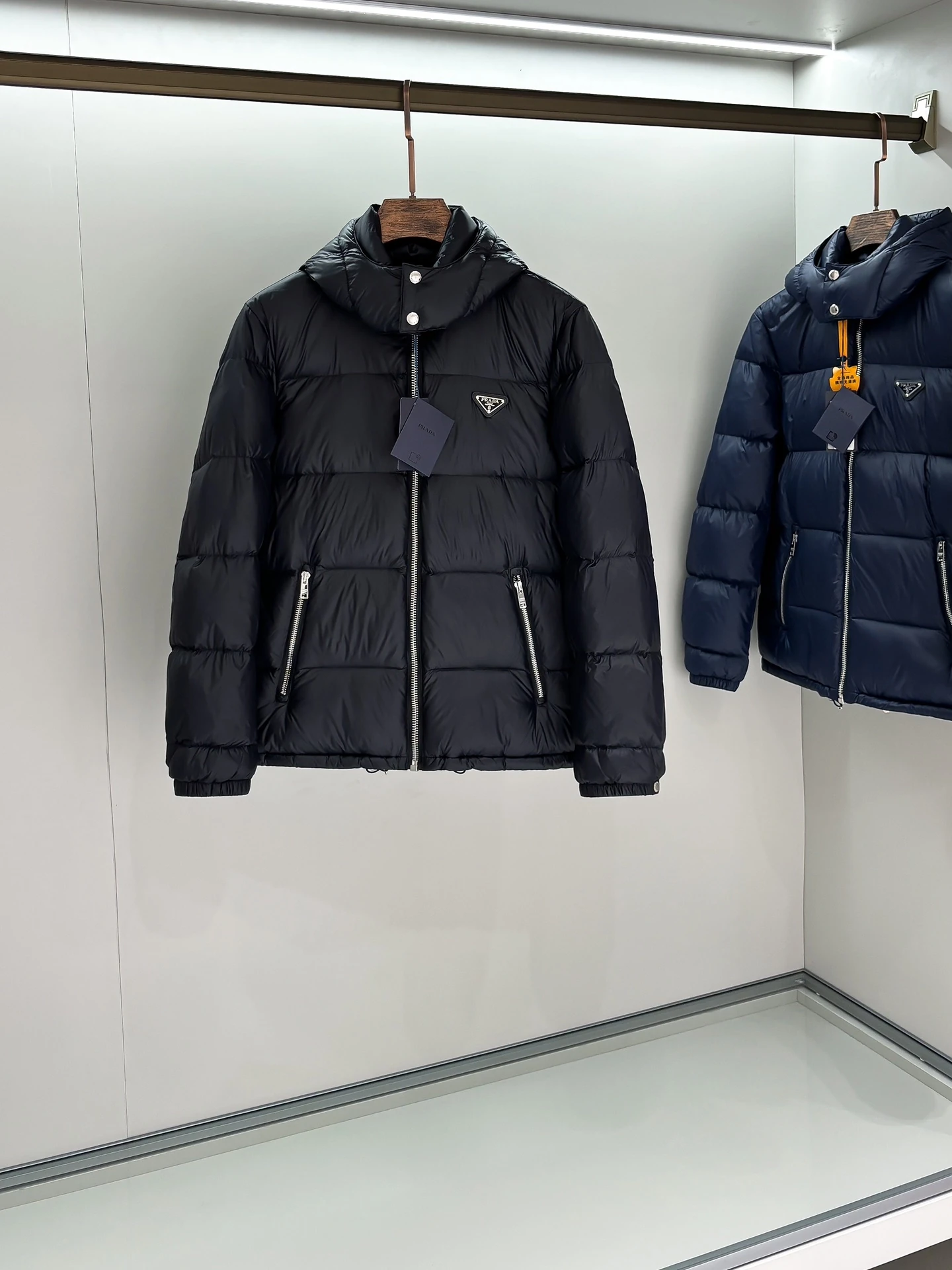 プラダ「Prada」秋冬フード付きダウンジャケット