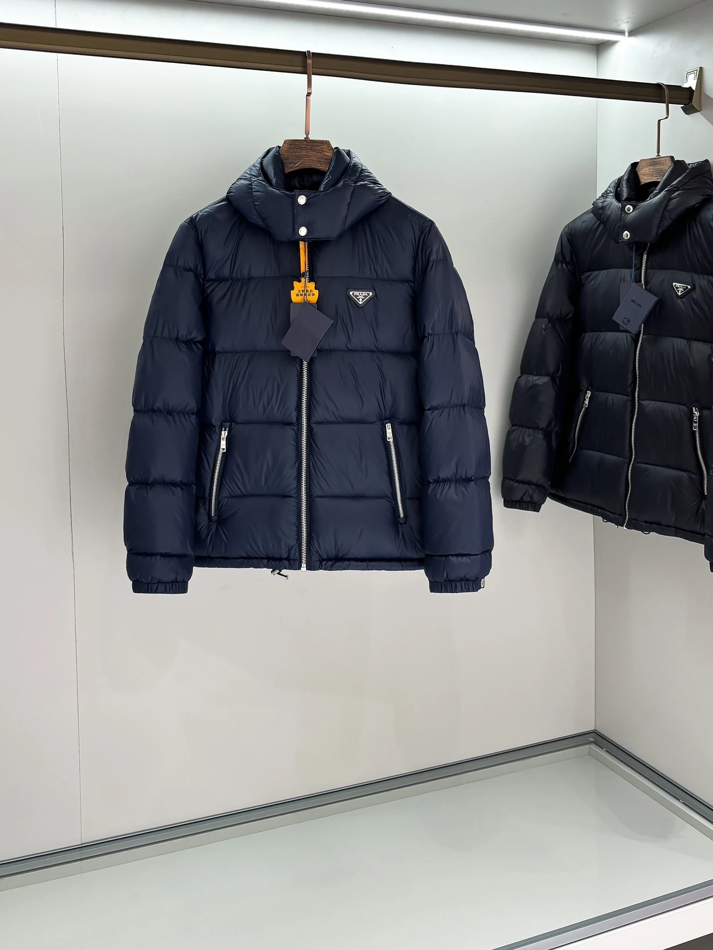 プラダ「Prada」秋冬フード付きダウンジャケット