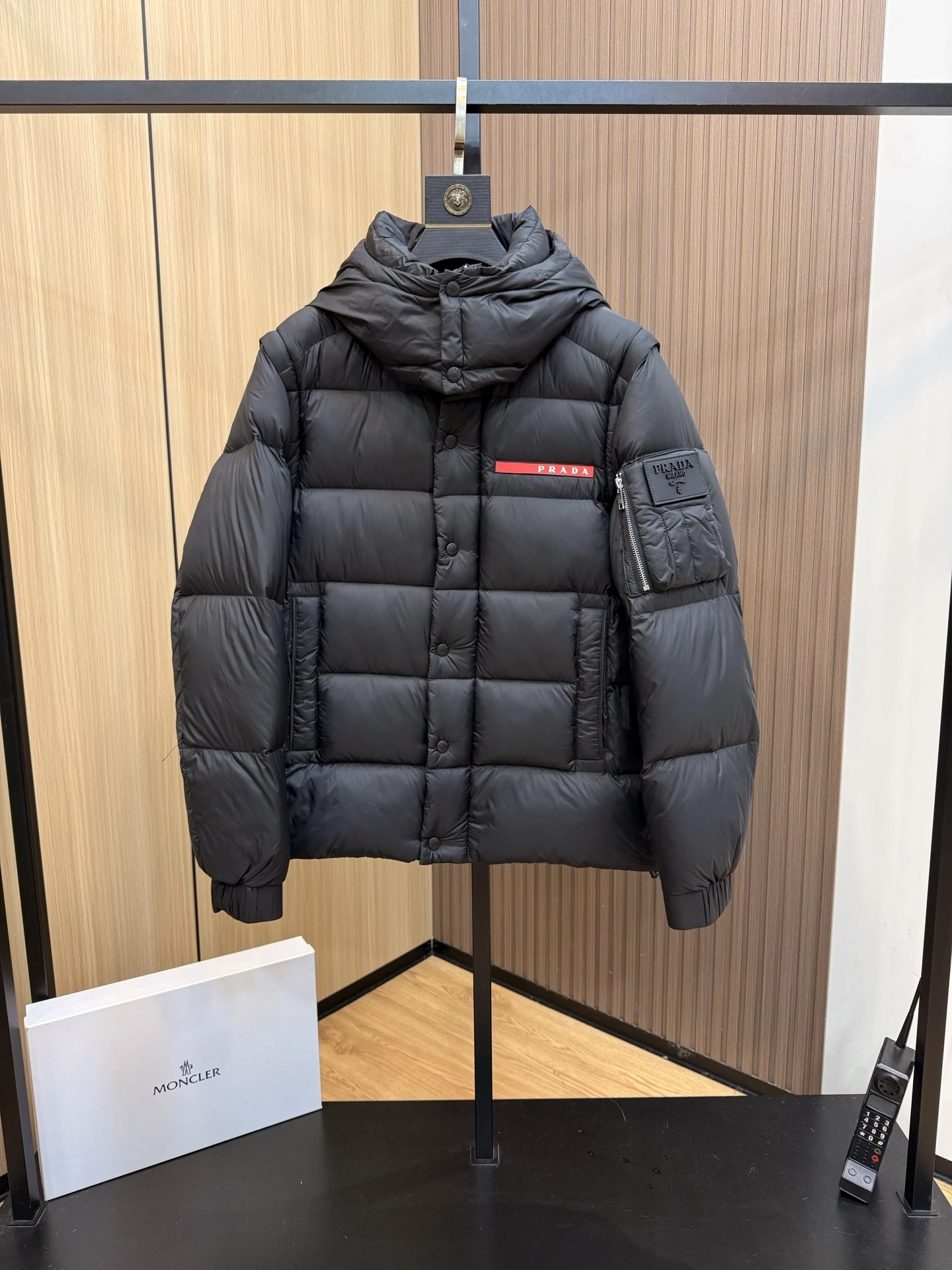 プラダ「Prada」秋冬新作 メンズ ファッションダウンジャケット