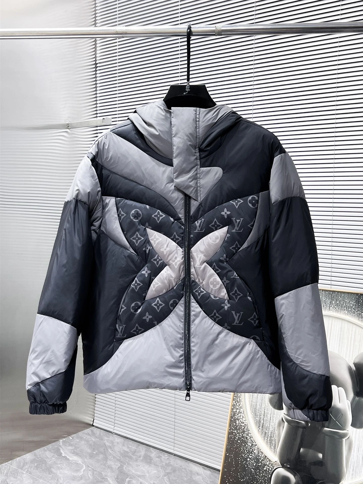 ルイ・ヴィトン「Louis Vuitton」2024FW フード付きダウンジャケット