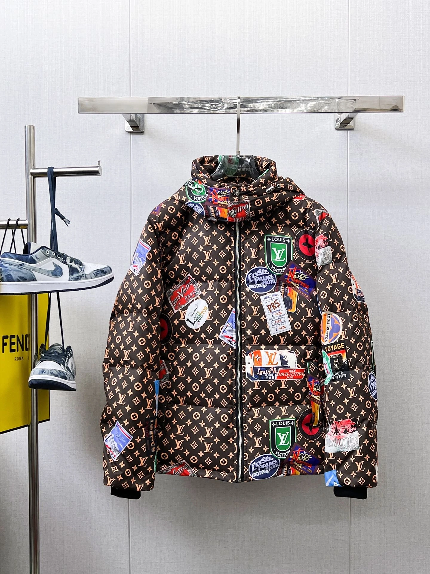 ルイ・ヴィトン「Louis Vuitton」冬用フード付きダウンジャケット