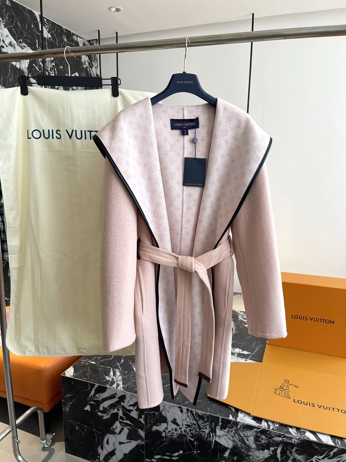 ルイ・ヴィトン「Louis Vuitton」秋冬 レディース ワップルフードロングコート