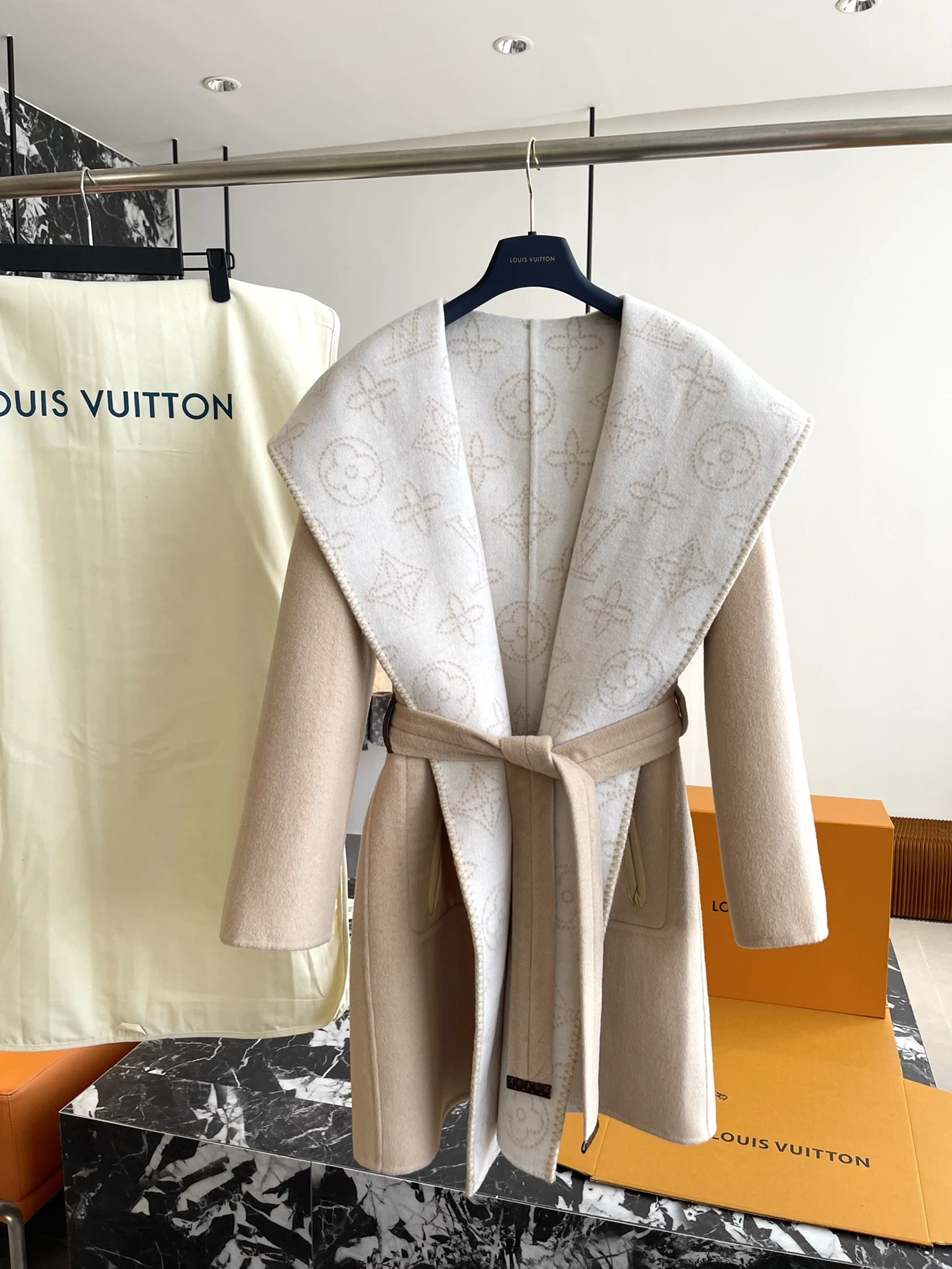 ルイ・ヴィトン「Louis Vuitton」秋冬 レディース ワップルフードロングコート