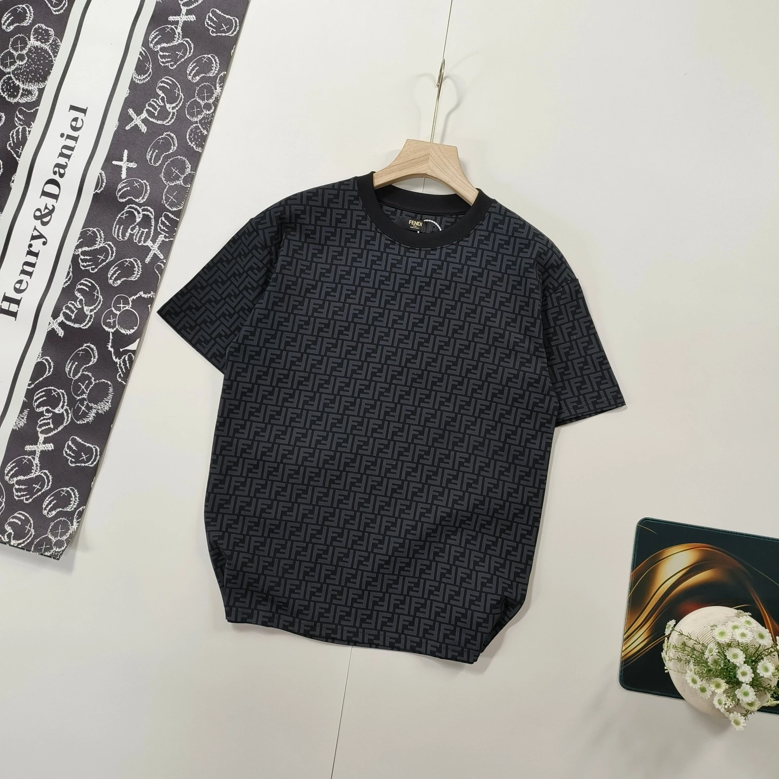 フェンディ Fendi サマーコレクション ユニセックス カラーリングFロゴ ラウンドネックTシャツ