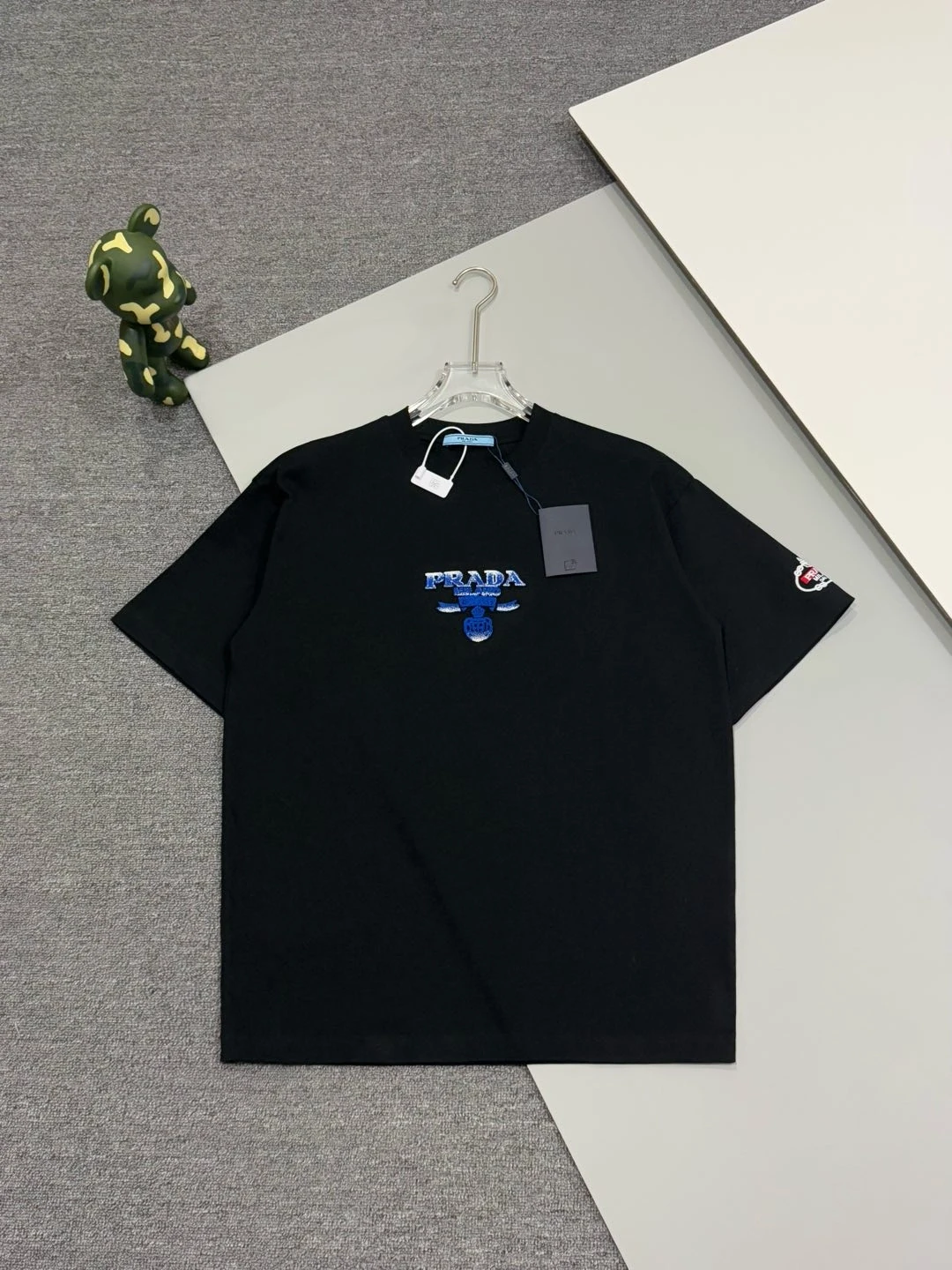プラダ Prada 25SS グラデーションロゴ＆スリーブエンブロイダリー Tシャツ