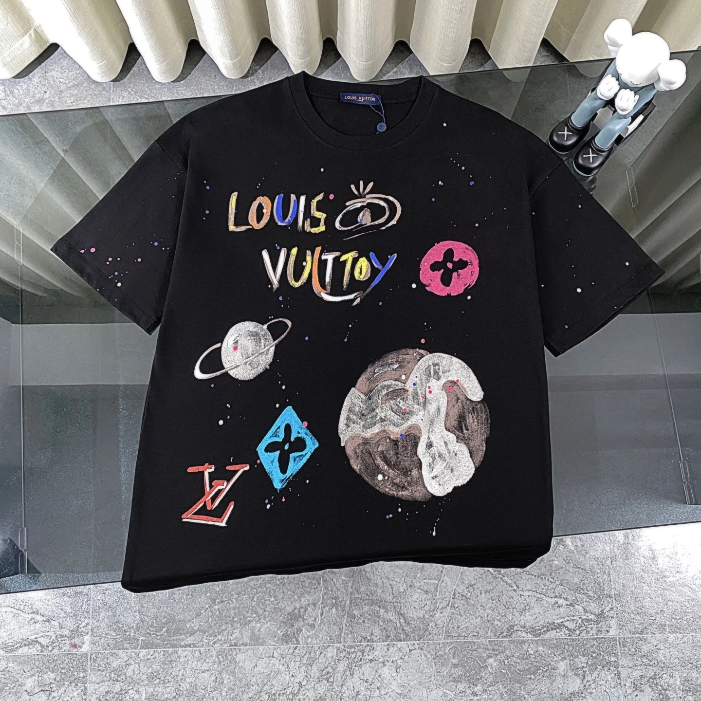 ルイ・ヴィトン Louis Vuitton コスモグラフィティ スプレーアート プリント クルーネックTシャツ(メンズ)