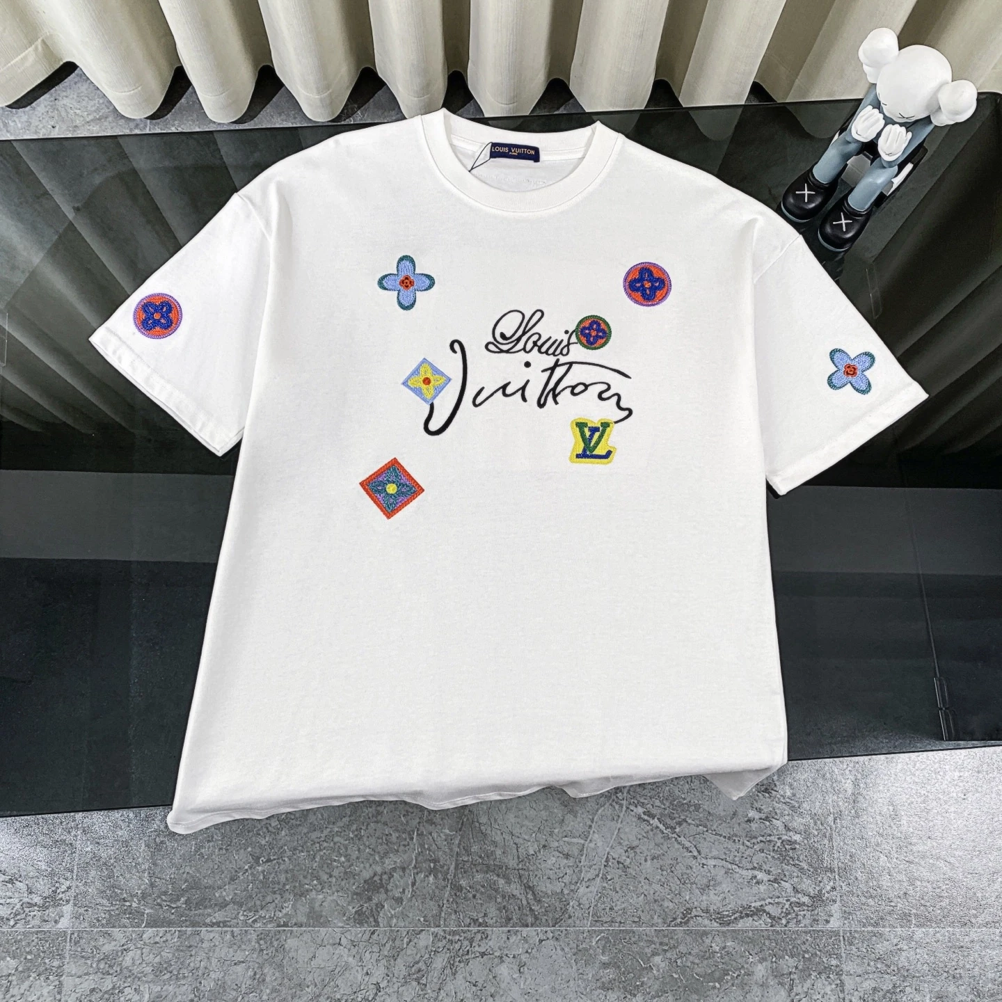ルイ・ヴィトン Louis Vuitton ドーパミンカラー モノグラム エンブロイダリー クルーネックTシャツ(メンズ)