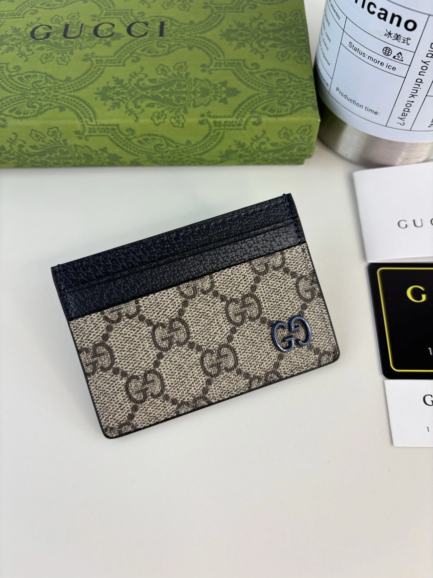 Gucci(グッチ / Gucci) このカードホルダーはベージュ×ウッドブラウンGG Supremeキャンバス精巧製、ブランド典藏ディテールが上品な趣を存分に表現