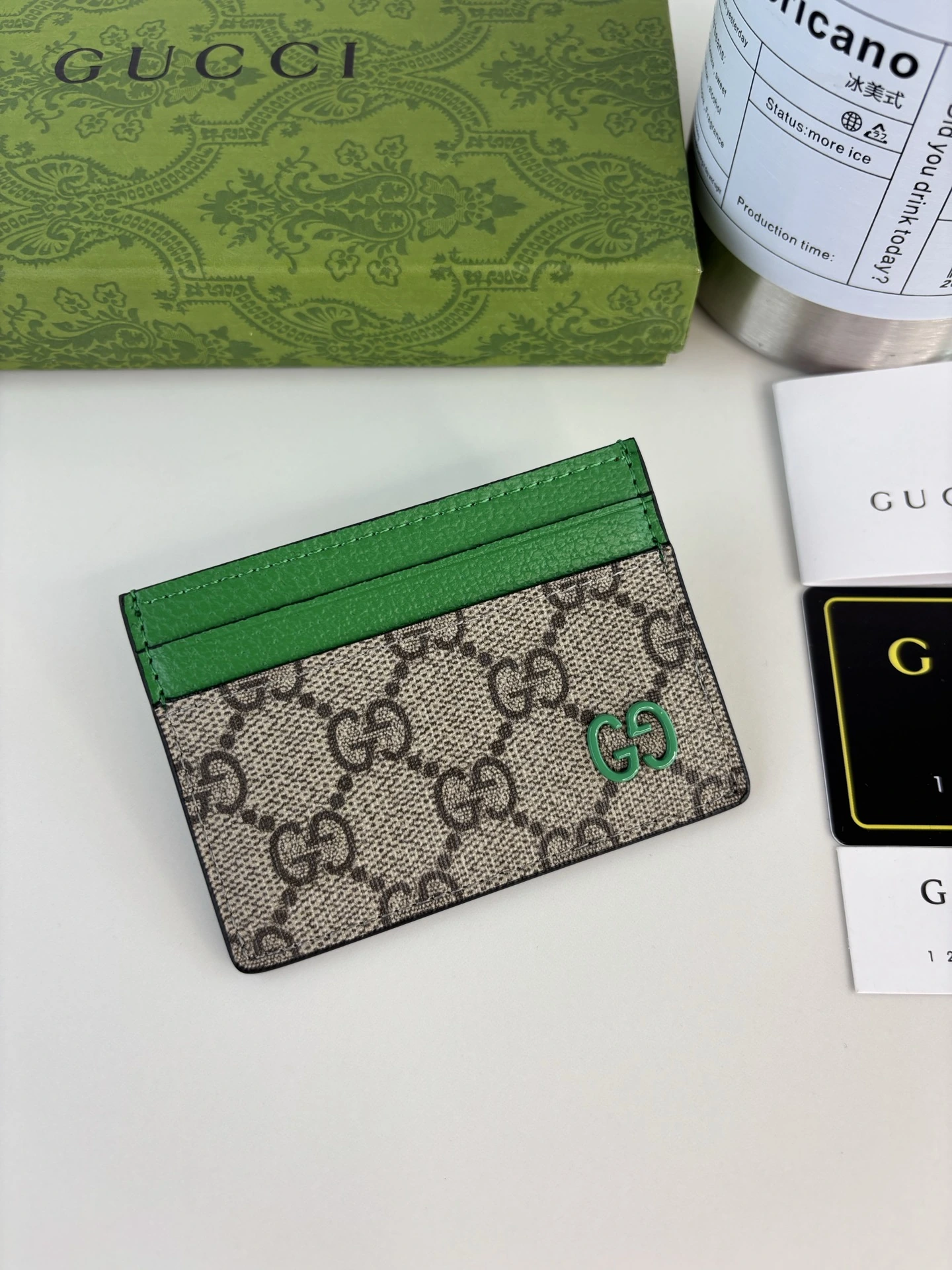 Gucci(グッチ / Gucci) このカードホルダーはベージュ×ウッドブラウンGG Supremeキャンバス精巧製、ブランド典藏ディテールが上品な趣を存分に表現