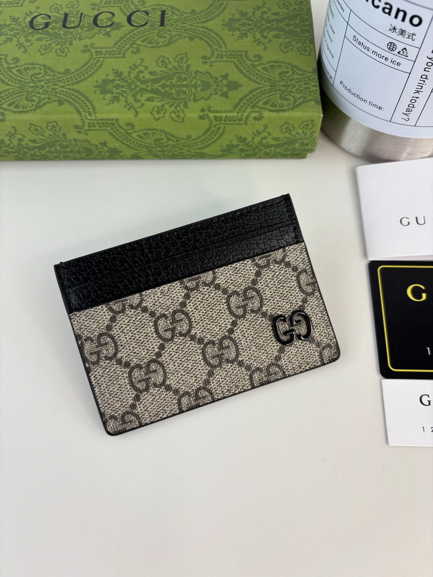 Gucci(グッチ / Gucci) このカードホルダーはベージュ×ウッドブラウンGG Supremeキャンバス精巧製、ブランド典藏ディテールが上品な趣を存分に表現