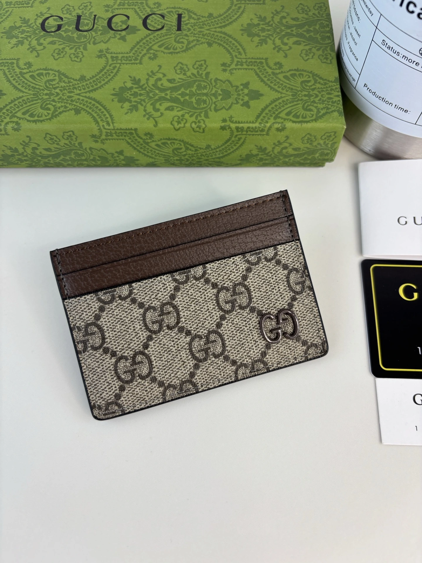 Gucci(グッチ / Gucci) このカードホルダーはベージュ×ウッドブラウンGG Supremeキャンバス精巧製、ブランド典藏ディテールが上品な趣を存分に表現
