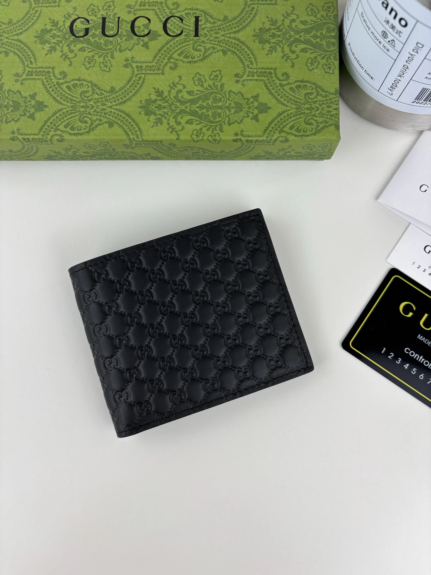 Gucci(グッチ / Gucci) 新作メンズ二つ折り財布、実物撮影!純正カーフレザー~ヒートプレス精巧プリントで肌触りふっくら、ファッショナブルに大人、控えめなラグジュアリー