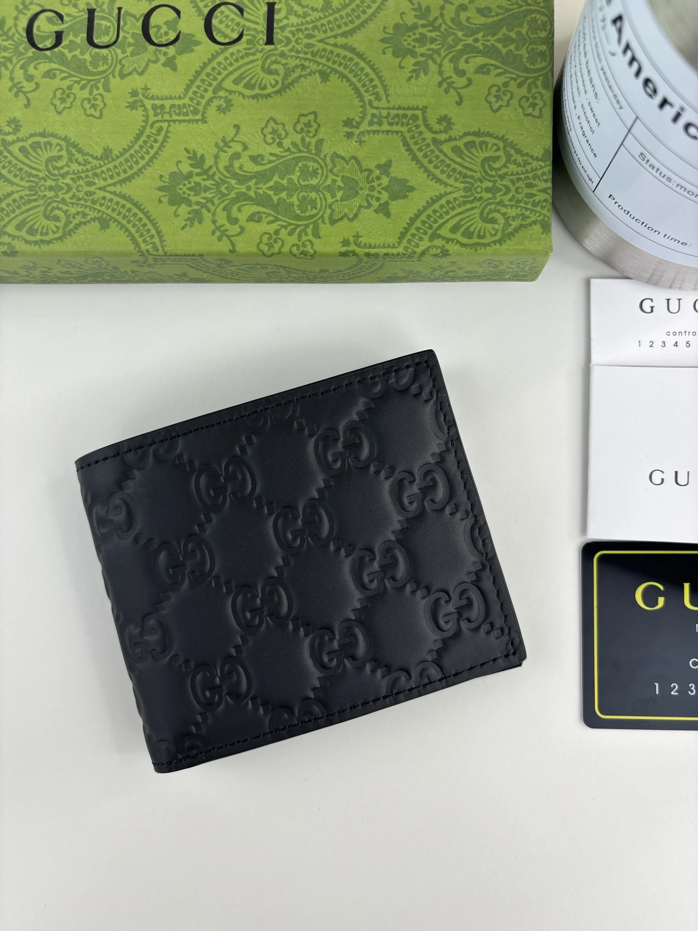 Gucci(グッチ / Gucci) 新作メンズ二つ折り財布、実物撮影!純正カーフレザー~ヒートプレス精巧プリントで肌触りふっくら、ファッショナブルに大人、控えめなラグジュアリー
