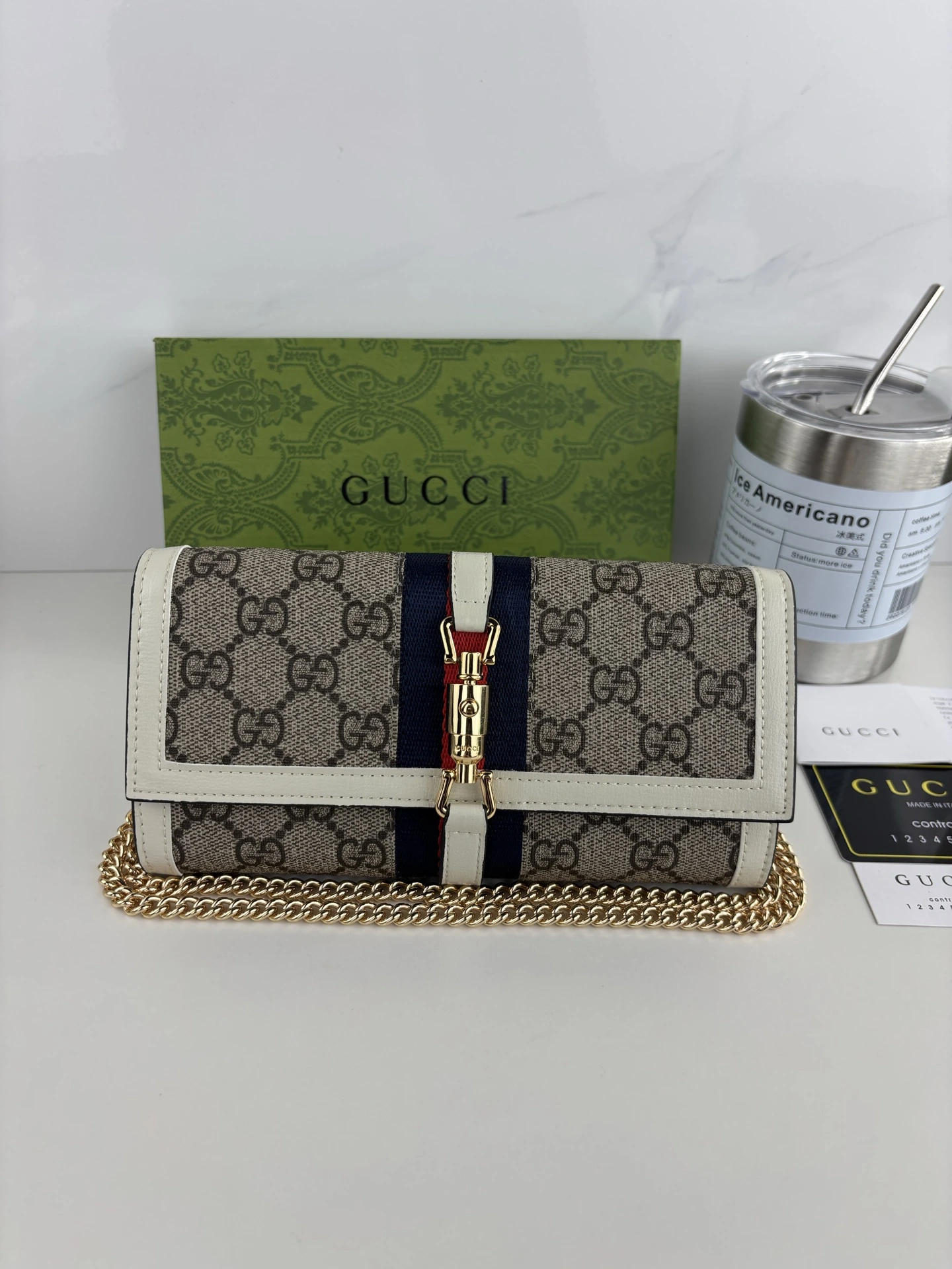 Gucci(グッチ / Gucci) この財布はJackie 1961シリーズから創作インスピレーションを得て、ブランドアイコンのクラフツマンシップと流れるようなシルエットを存分に表現