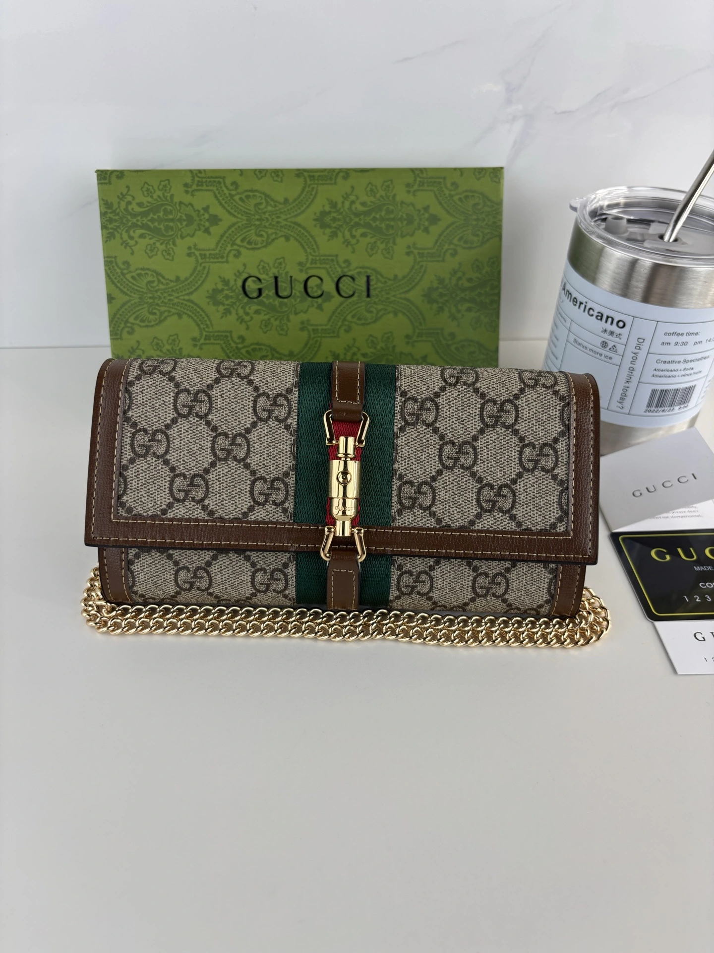 Gucci(グッチ / Gucci) この財布はJackie 1961シリーズから創作インスピレーションを得て、ブランドアイコンのクラフツマンシップと流れるようなシルエットを存分に表現