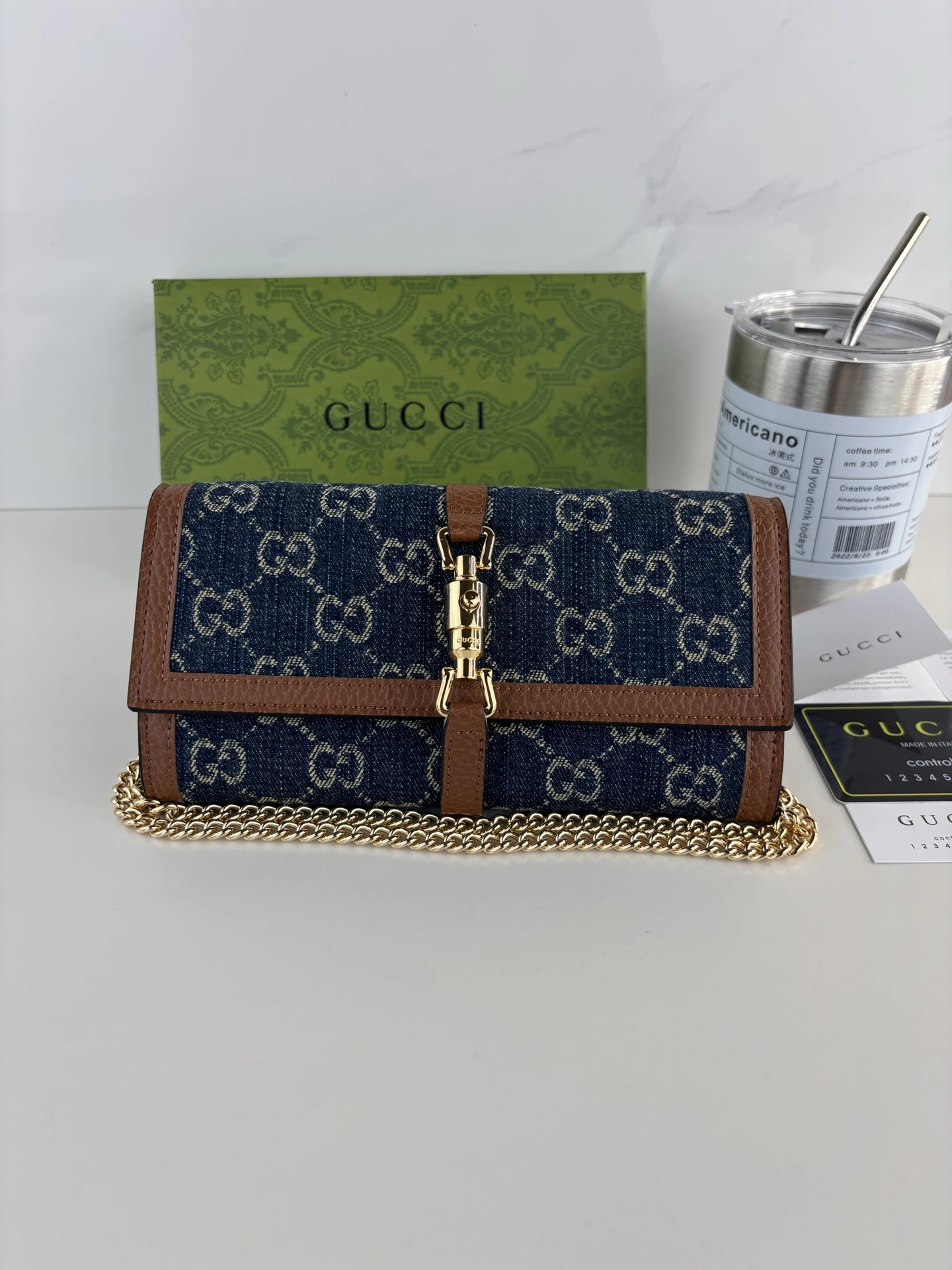 Gucci(グッチ / Gucci) この財布はJackie 1961シリーズから創作インスピレーションを得て、ブランドアイコンのクラフツマンシップと流れるようなシルエットを存分に表現