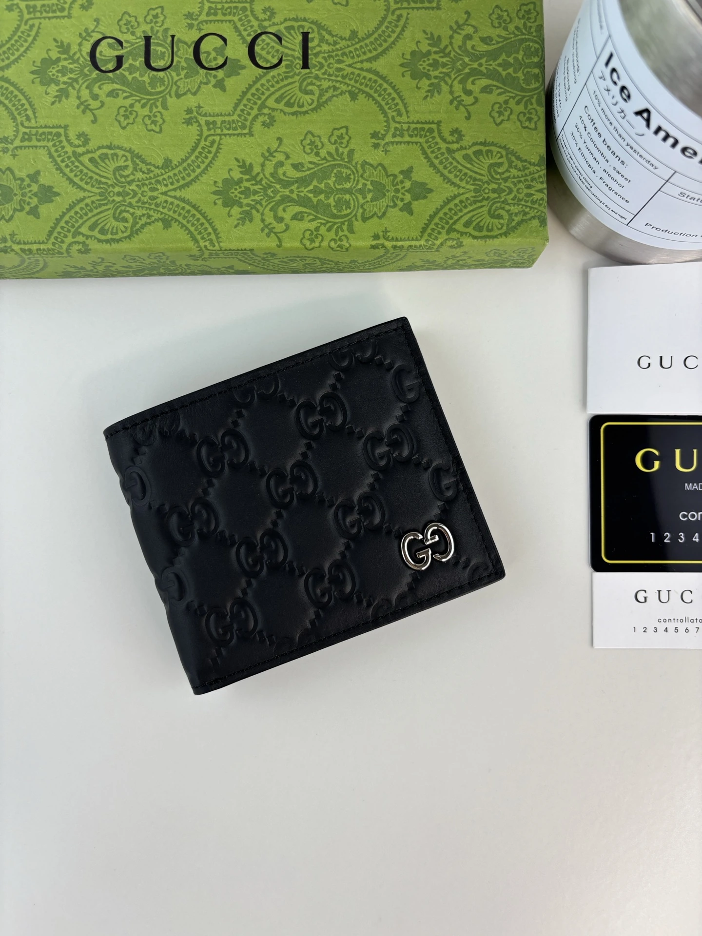 Gucci(グッチ / Gucci) 新作メンズ二つ折り、直営店クオリティ・実物撮影!カーフレザー~ヒートプレス精巧プリントで肌触りふっくら、最新~ダブルGメタルロゴ