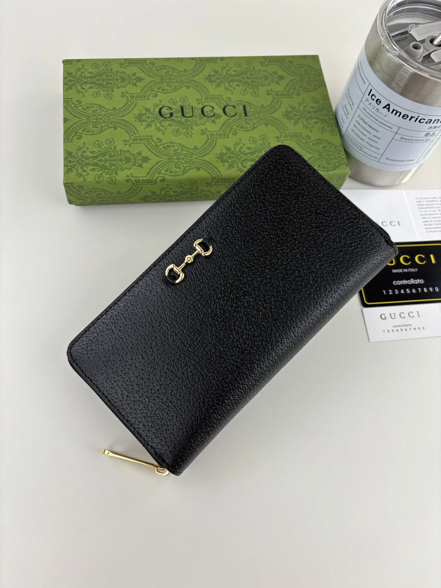 Gucci(グッチ / Gucci) GG Marmontシリーズジップアラウンド長財布 クラシックで飽きのこないブラックピッグスキン調カーフレザー製、ベルトバックル金具で精巧に上質!クラシックデザインとモノトーン配色でモダンなファッションスタイルを演出
