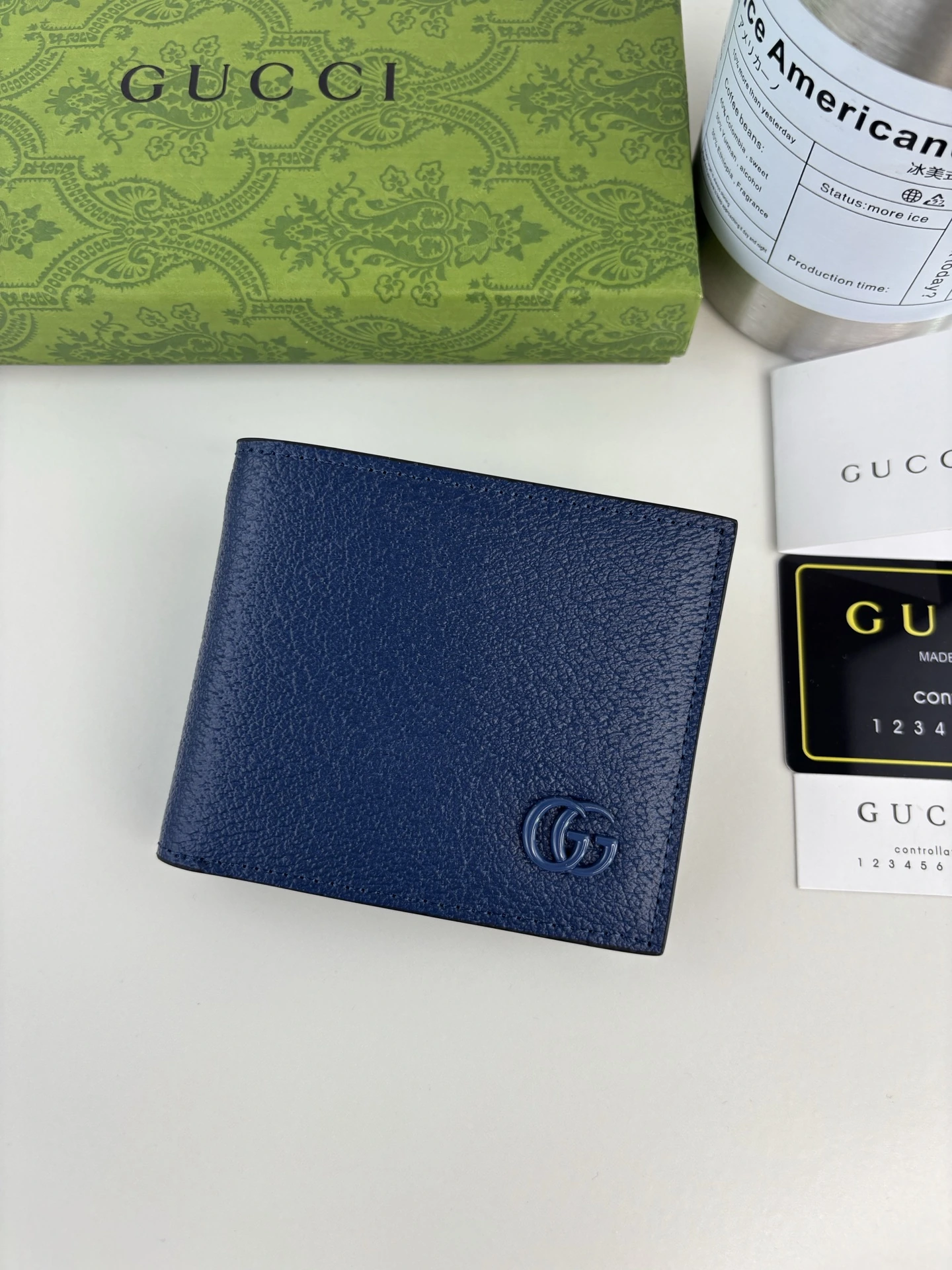 Gucci(グッチ / Gucci) 直営店同期・実物撮影!メンズ二つ折り財布に印象的なアイコンのダブルGメタルパーツ付き