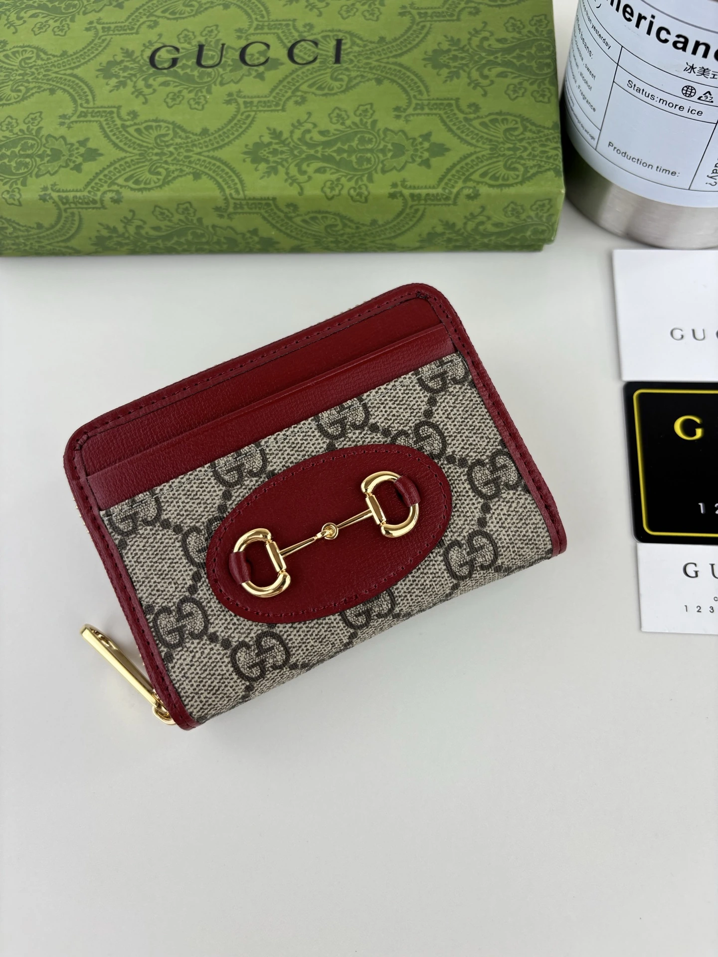 Gucci(グッチ / Gucci) GG Supremeハイグレードキャンバスとレッドレザーで作られたGucci(グッチ / Gucci)1955ホースビットカードケースを新登場