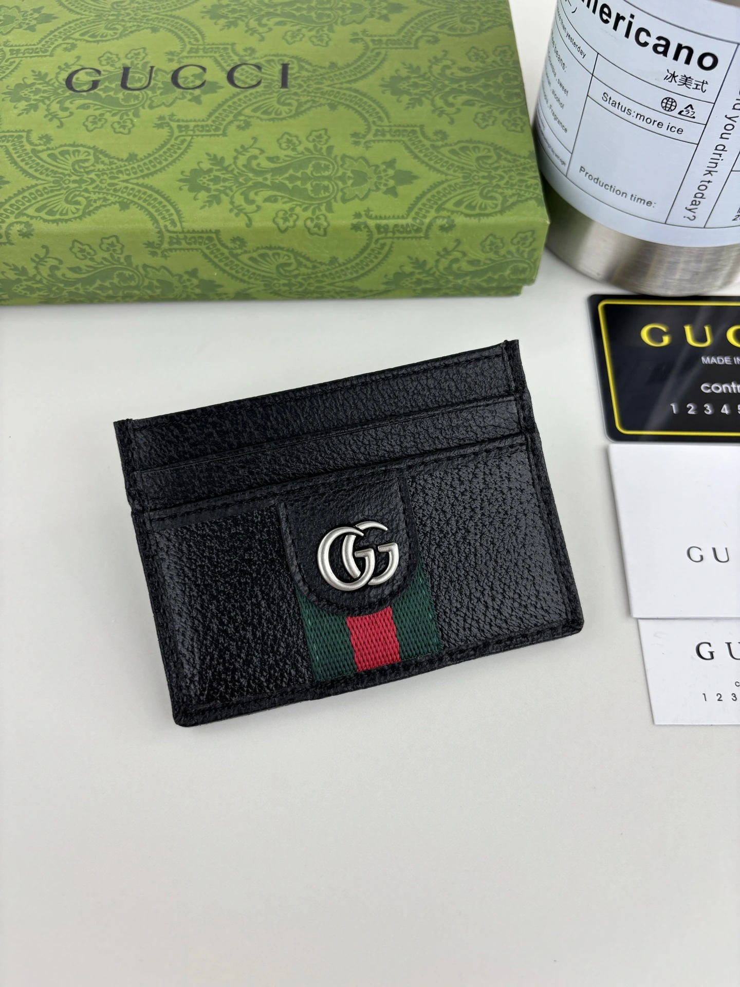 Gucci(グッチ / Gucci) 公式サイト同期新作!Ophidiaシリーズ~カードケース、GG Supreme 純正ピッグスキン調カーフレザーにアイコンのダブルG金具ロゴ付き、クラシックな赤緯ウェビングテープで精巧に製作