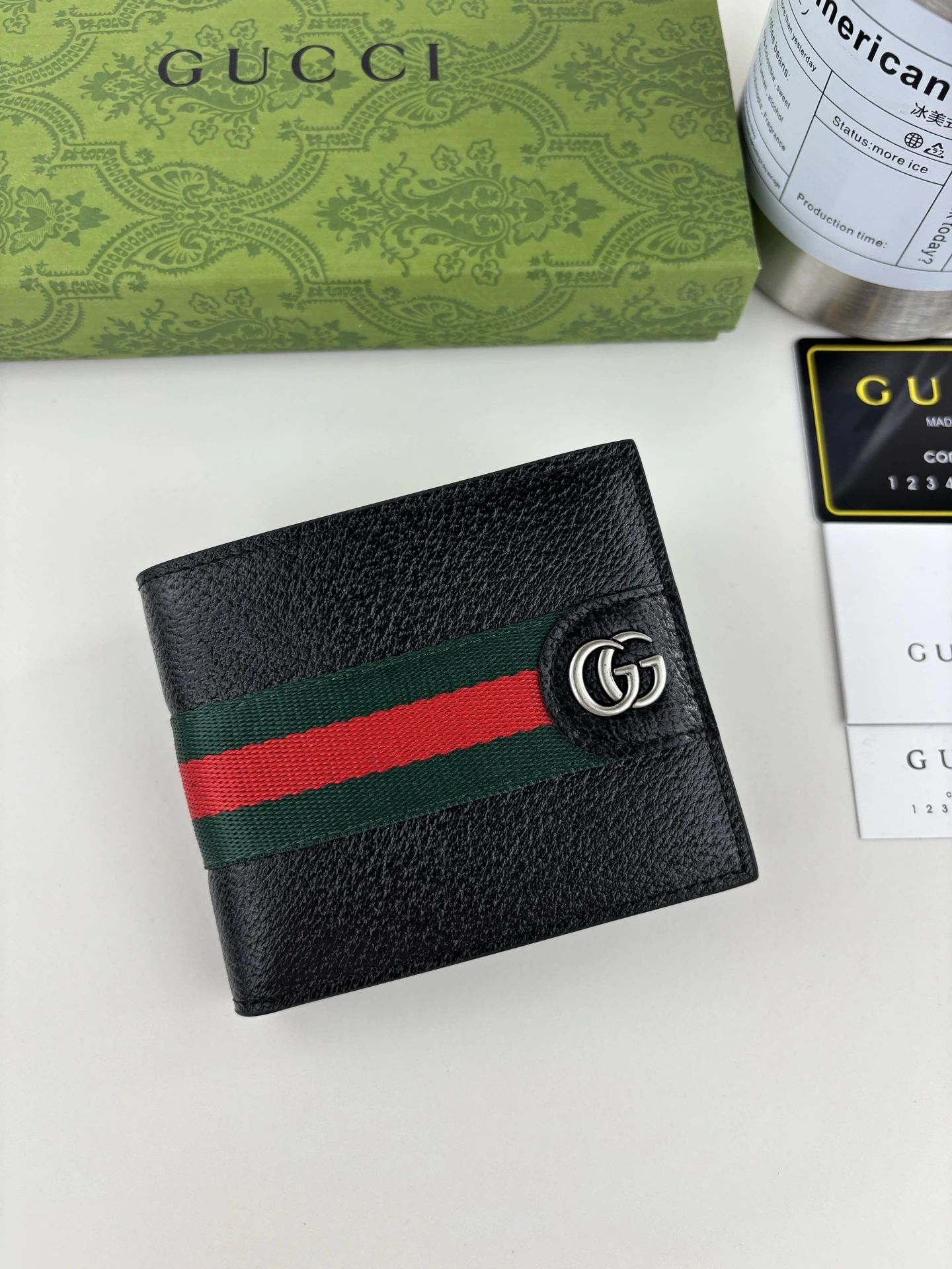 Gucci(グッチ / Gucci) 公式サイト同期新作!Ophidiaシリーズ~二つ折り財布、GG Supreme 純正ピッグスキン調カーフレザーにアイコンのダブルG金具ロゴ付き、クラシックな赤緯ウェビングテープで精巧に製作