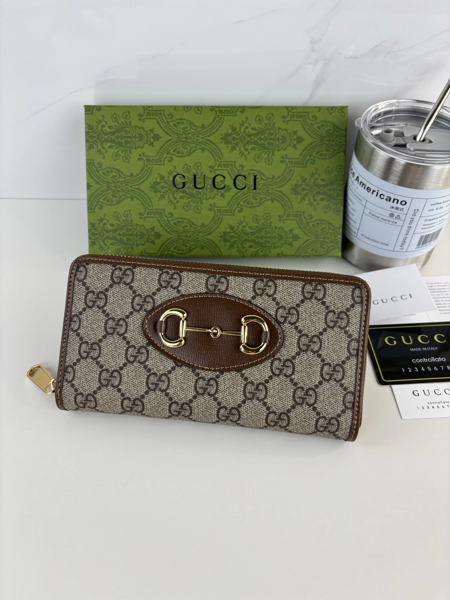 Gucci(グッチ / Gucci) GG Supremeハイグレードキャンバスとブラウンレザーで作られたGucci(グッチ / Gucci)1955ホースビットカードケースを新登場
