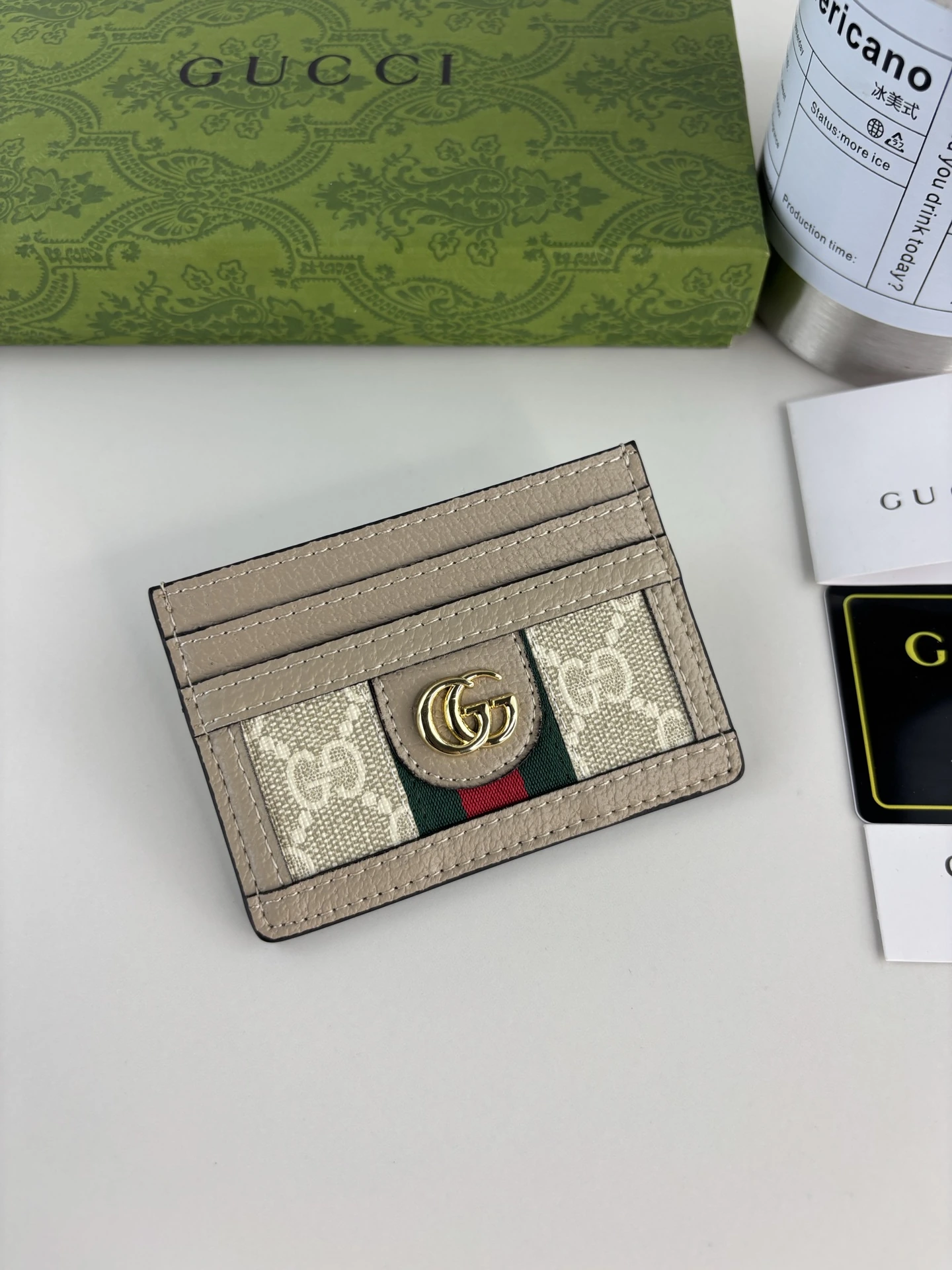 Gucci(グッチ / Gucci)公式サイト同期新作 Ophidiaシリーズ~ミニカードケース、GG SupremeハイグレードPVC素材にアイコンのダブルG金具ロゴ付き、クラシックな赤緯ウェビングテープで精巧に製作