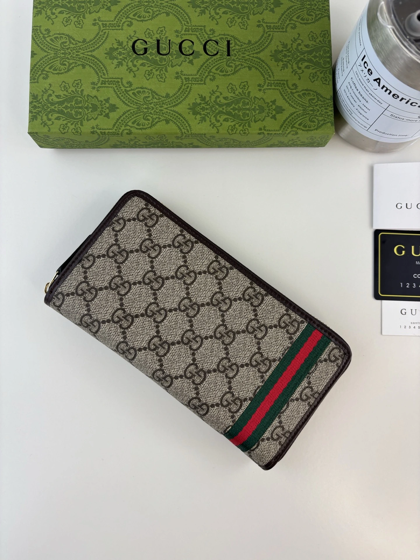 Gucci(グッチ / Gucci) 実物撮影!このフルジップウォレットはPVCキャンバス素材、赤緯テープデザインでファッショナブルにシンプル