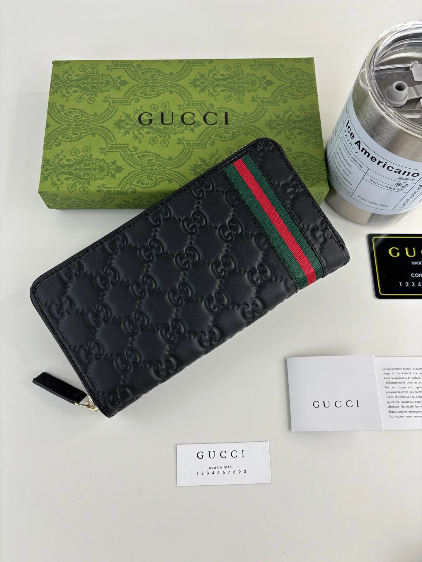 Gucci(グッチ / Gucci) 実物撮影!このフルジップウォレットは熱圧着の精巧なプリントで肌理が緻密、本革トリムのカーフレザーとブランドウェビングテープ仕立て