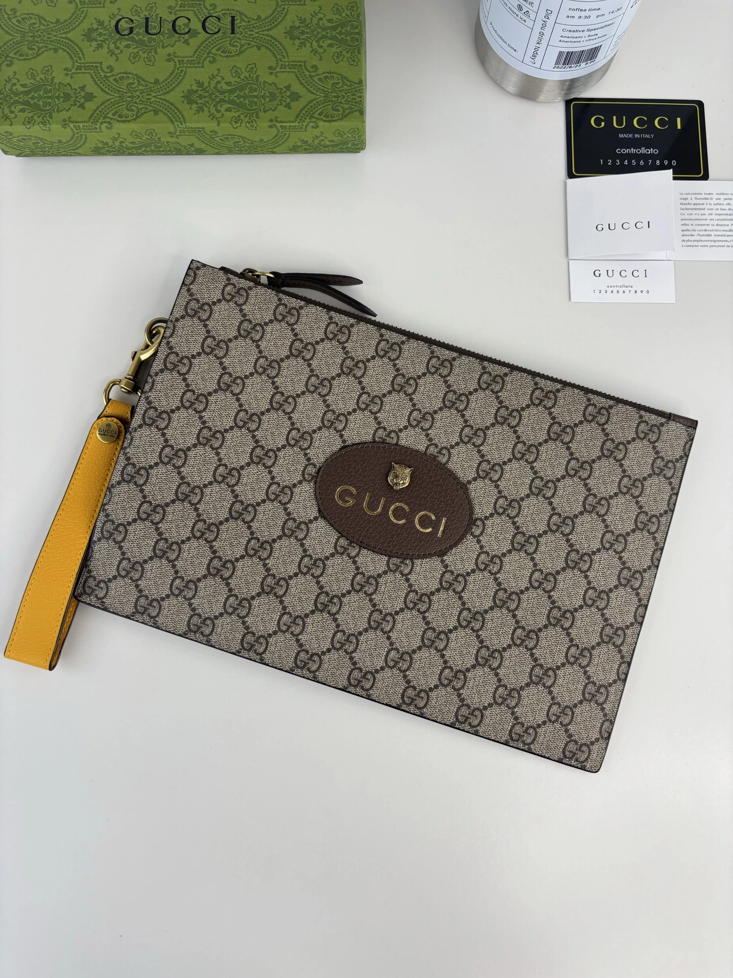 Gucci(グッチ / Gucci) ベージュGG Supreme、PVCクラッチ!オーバル型レザータグにタイガーヘッド!取り外し可能なイタリア製レザーリストストラップ!完璧な配色