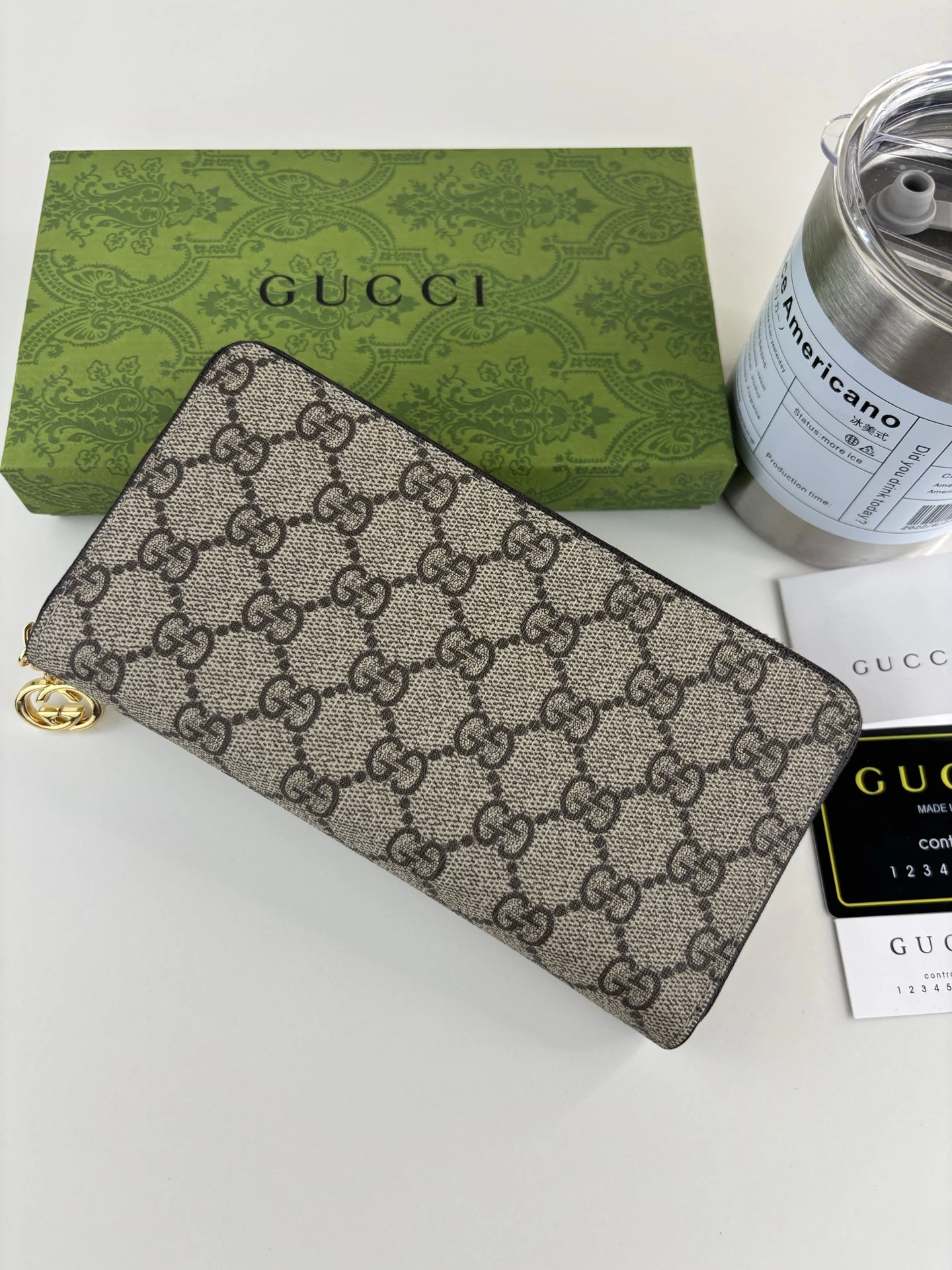 Gucci(グッチ / Gucci) 直営店最新作 ジップウォレット PVC素材、24Kメッキ金具、完璧なステッチワークで正規品に匹敵