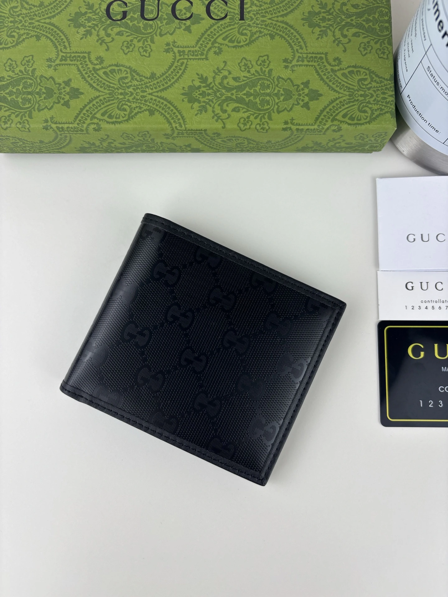 Gucci(グッチ / Gucci) このシンプルな二つ折り財布はブラックGG Supremeキャンバス素材、同系色レザートリムでクラシックデザインの魅力を引き立てます
