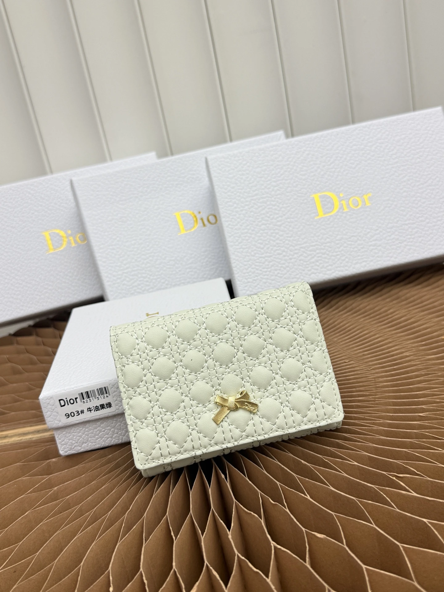 このBaby Bow Glycine 長財布はコンパクトで実用的なデザインが特徴